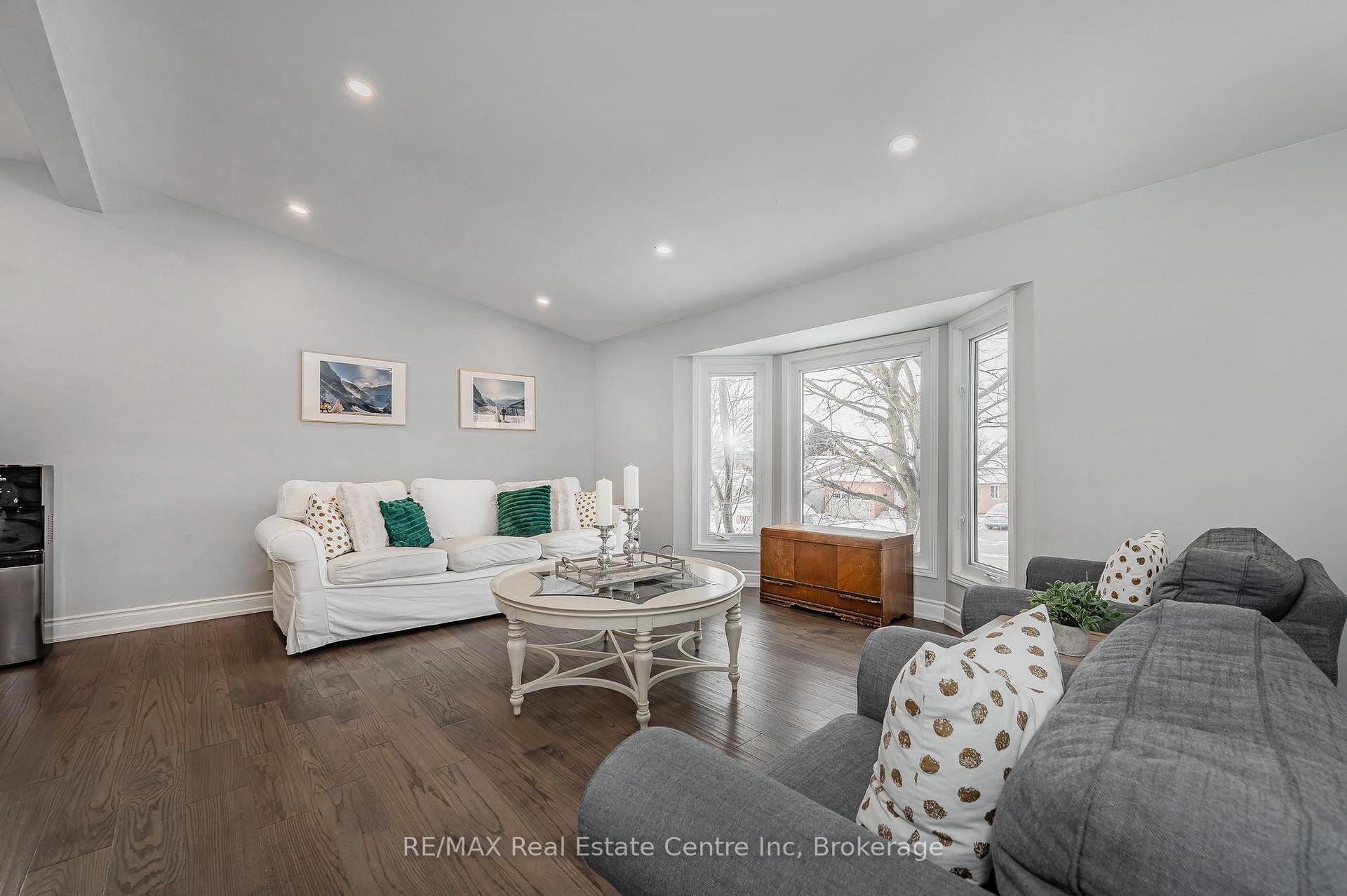 Photo 2 of 17 Dunhill Crescent, Guelph, Willow West/Sugarbush/West Acres — HOMEH