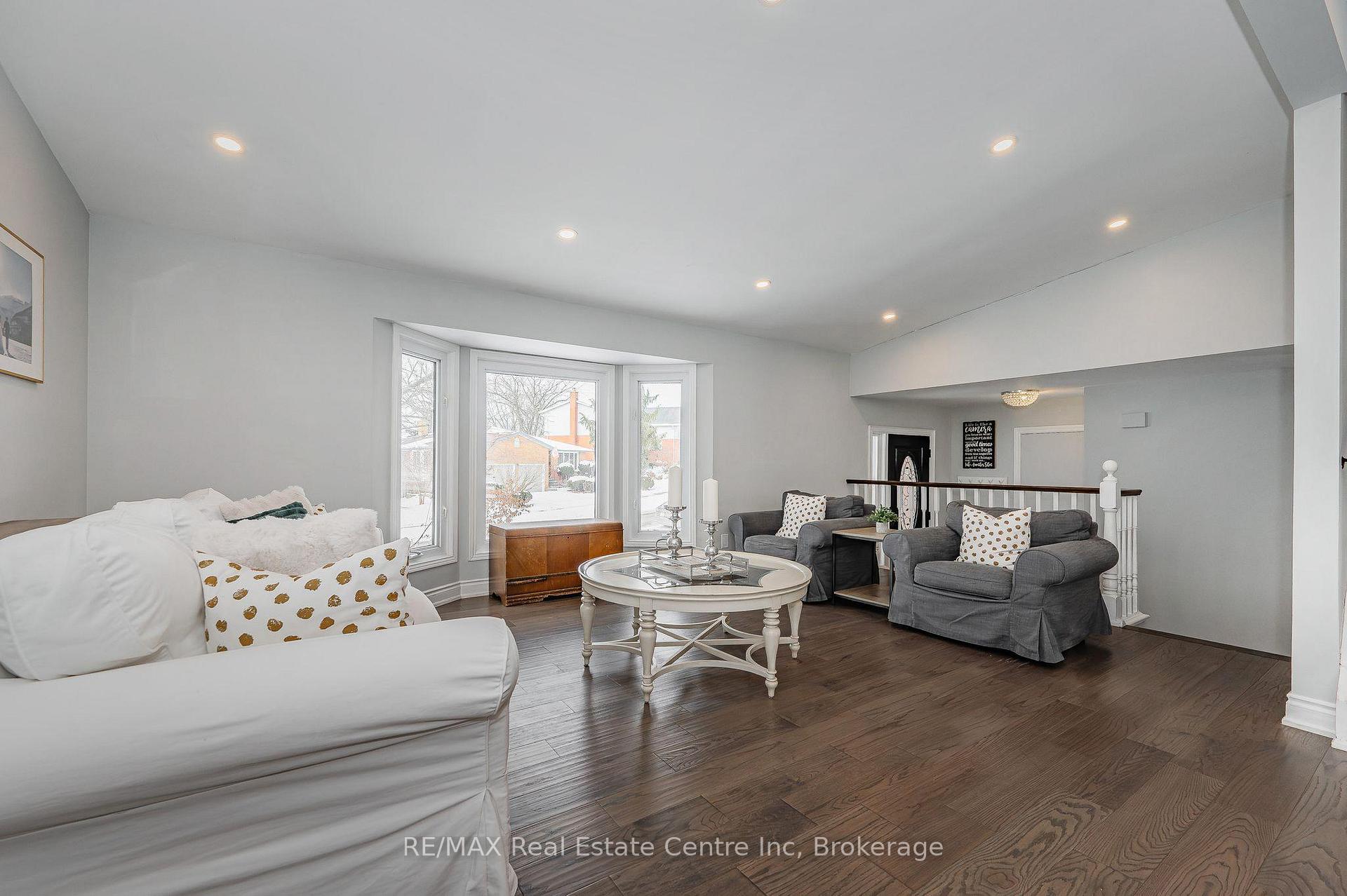 Photo 4 of 17 Dunhill Crescent, Guelph, Willow West/Sugarbush/West Acres — HOMEH