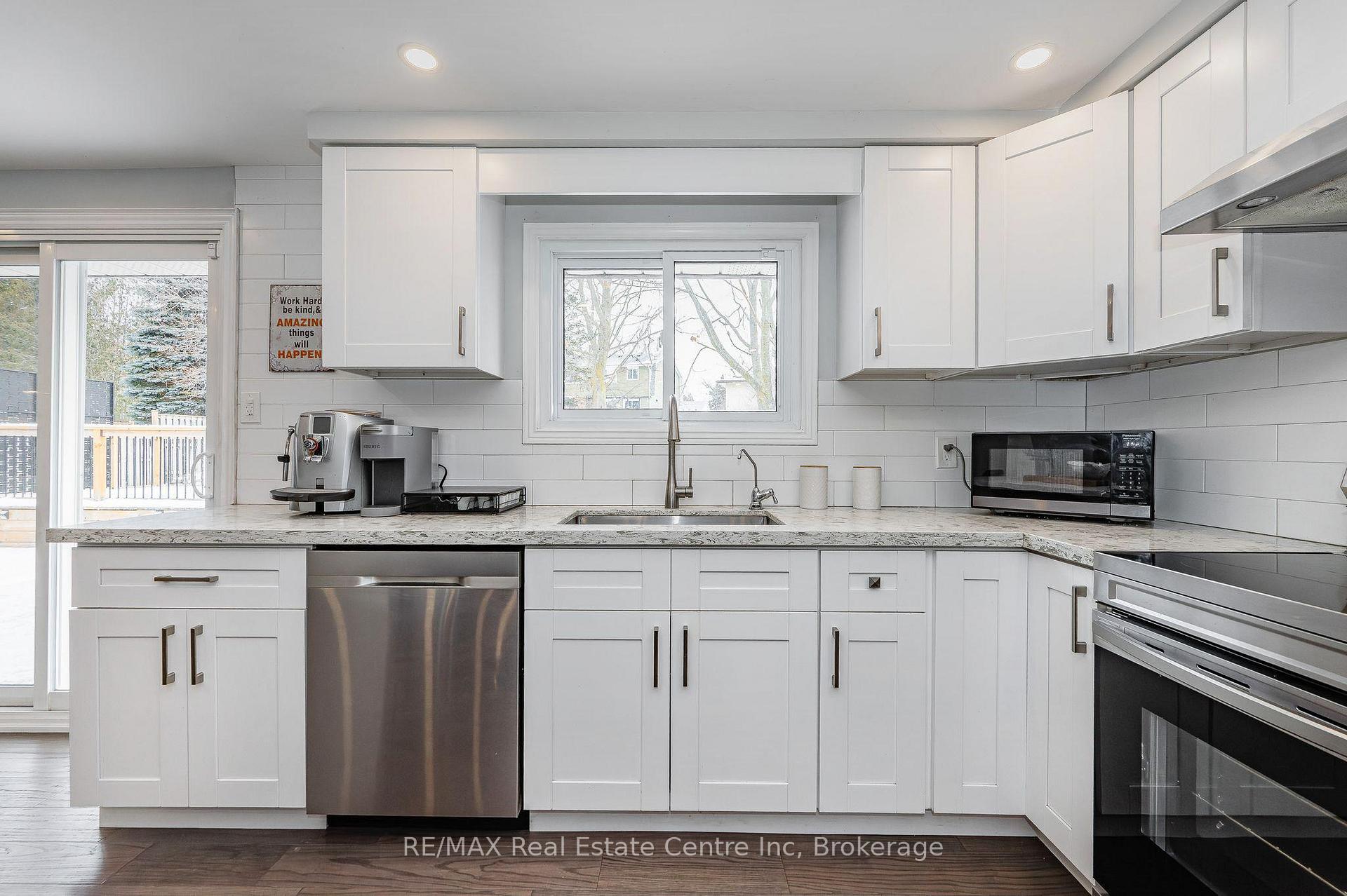 Photo 7 of 17 Dunhill Crescent, Guelph, Willow West/Sugarbush/West Acres — HOMEH