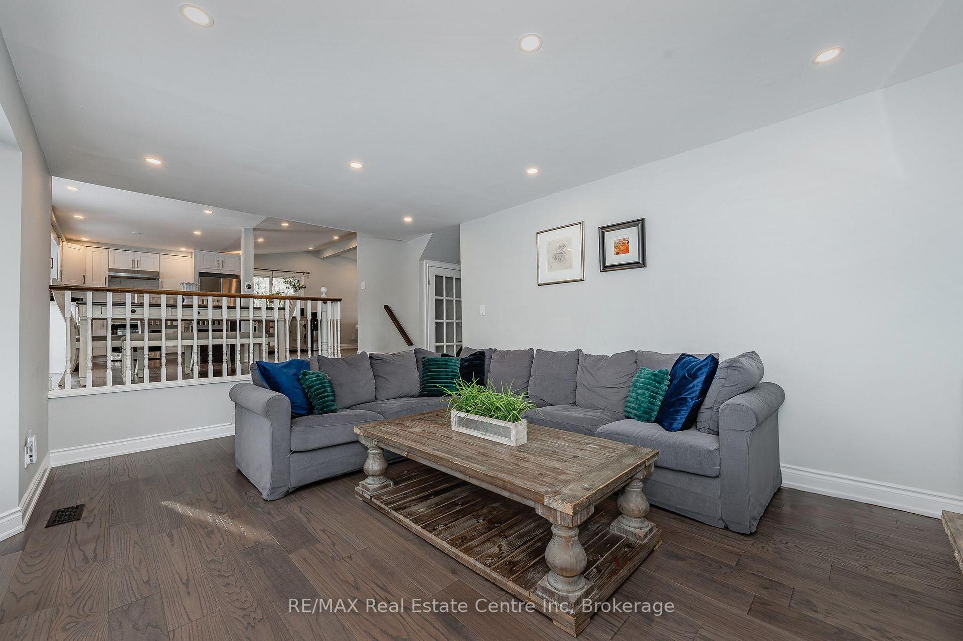 Photo 11 of 17 Dunhill Crescent, Guelph, Willow West/Sugarbush/West Acres — HOMEH