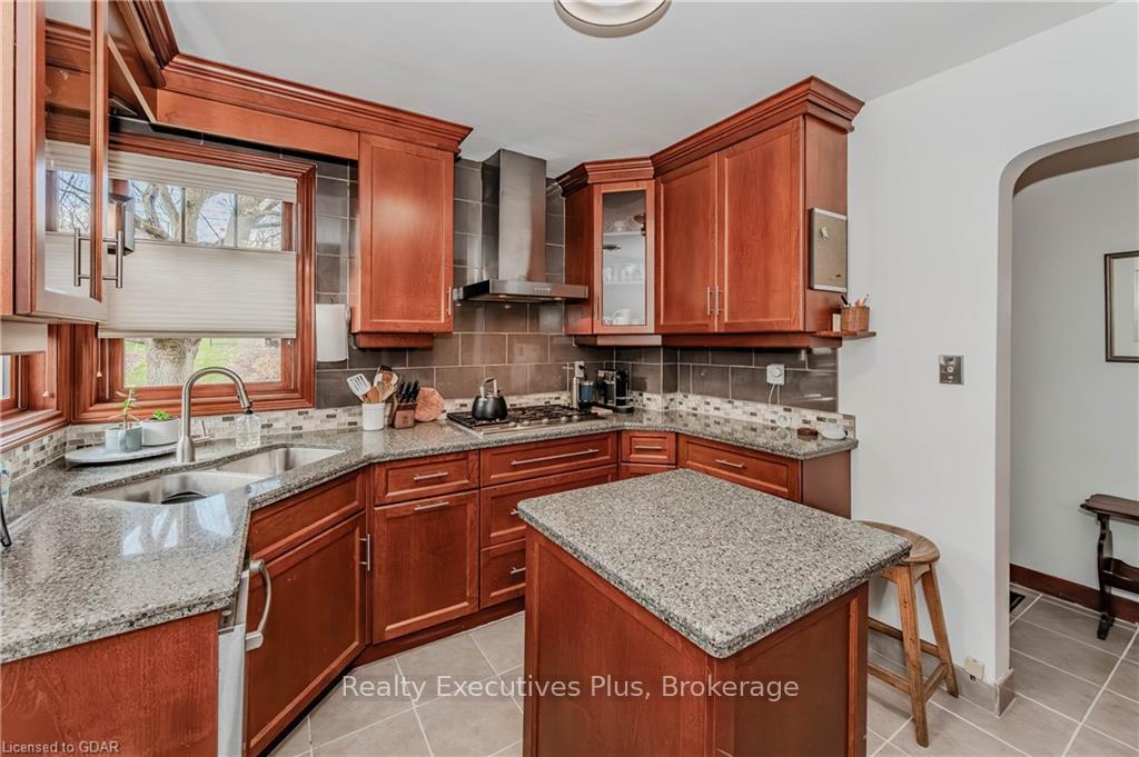 Photo 10 of 8 Echo Drive, Guelph, Dovercliffe Park/Old University — HOMEH