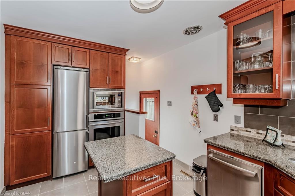 Photo 11 of 8 Echo Drive, Guelph, Dovercliffe Park/Old University — HOMEH