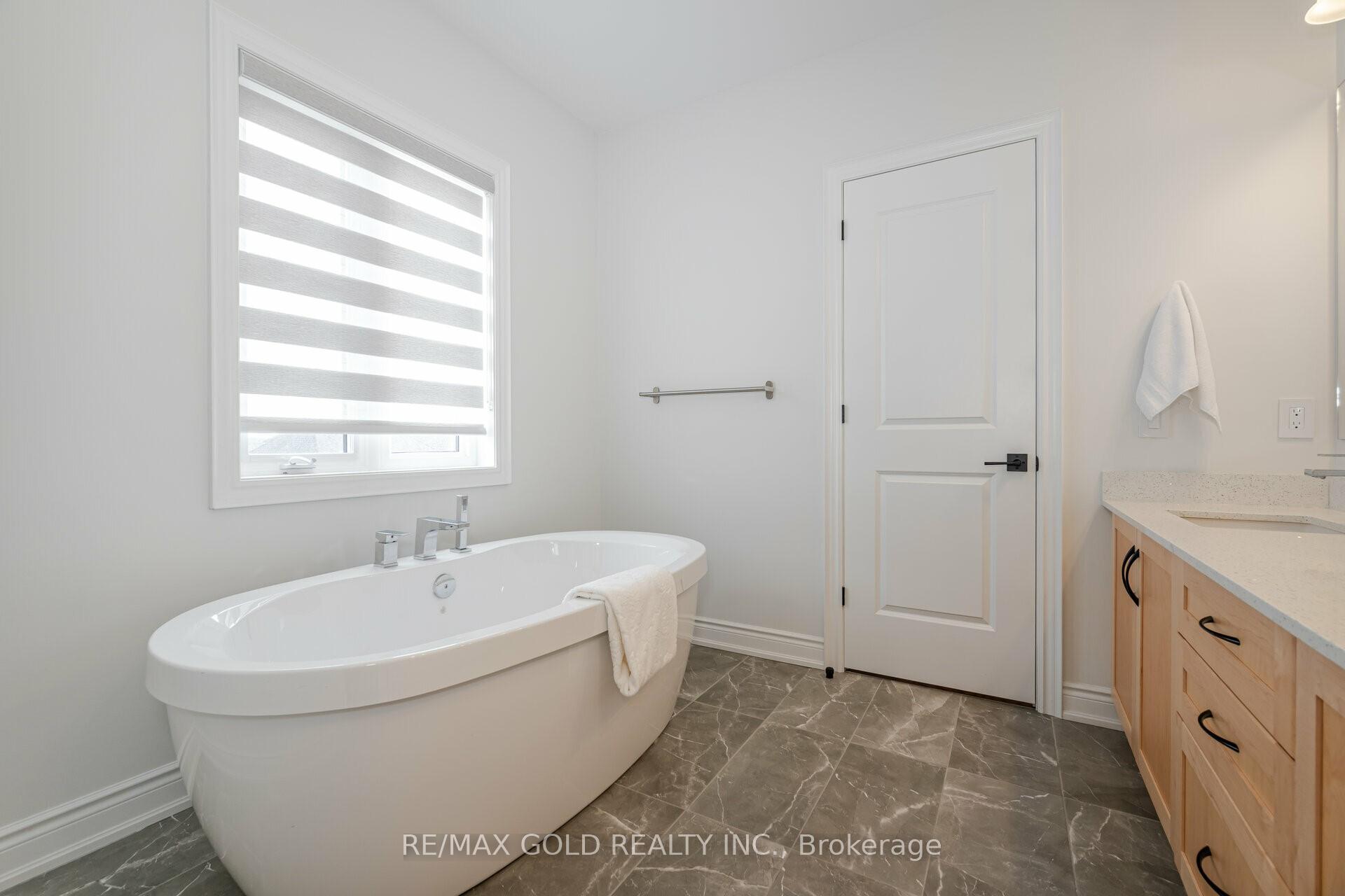 Photo 17 of 121 Raspberry Ridge Avenue, Caledon, Caledon East — HOMEH