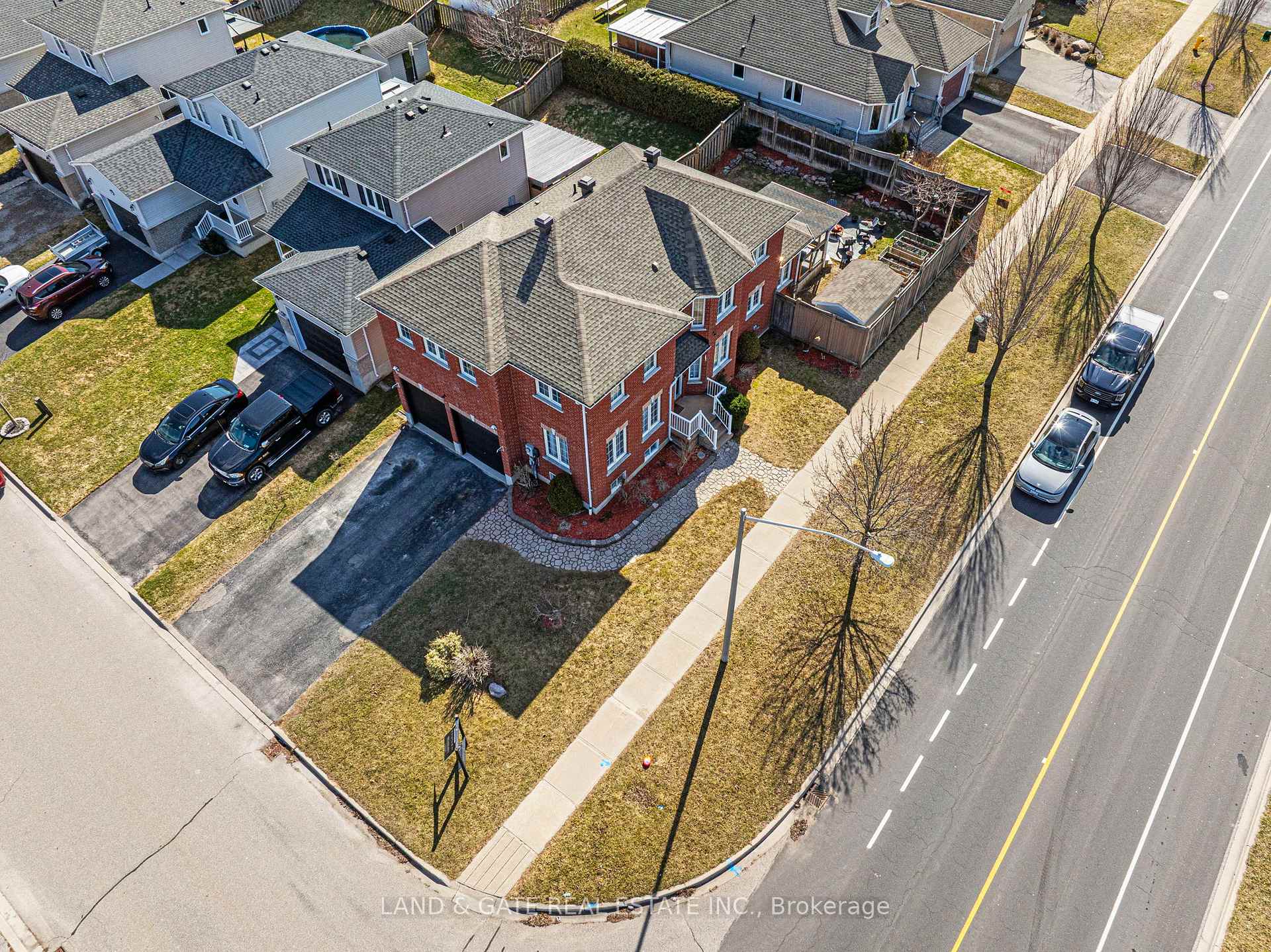 Photo 2 of 331 Longworth Avenue, Clarington, Bowmanville — HOMEH