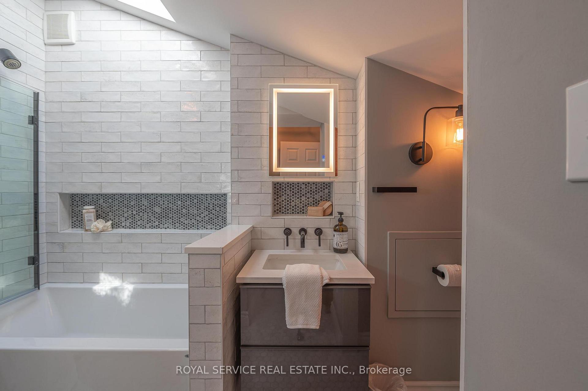 Photo 16 of 67 Duke Street, Clarington, Bowmanville — HOMEH
