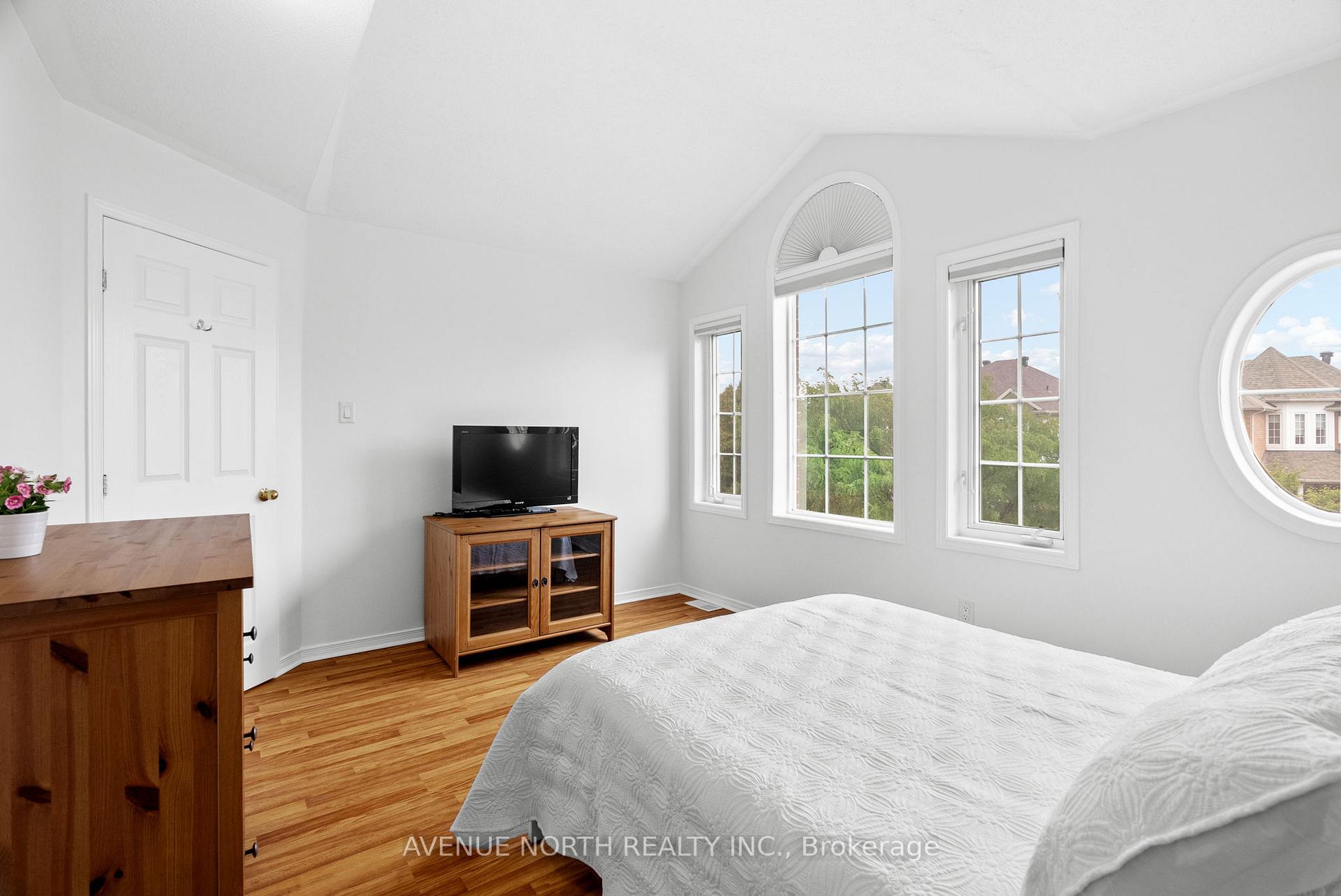 Photo 32 of 93 Whitestone Drive, Ottawa, Central Park — HOMEH