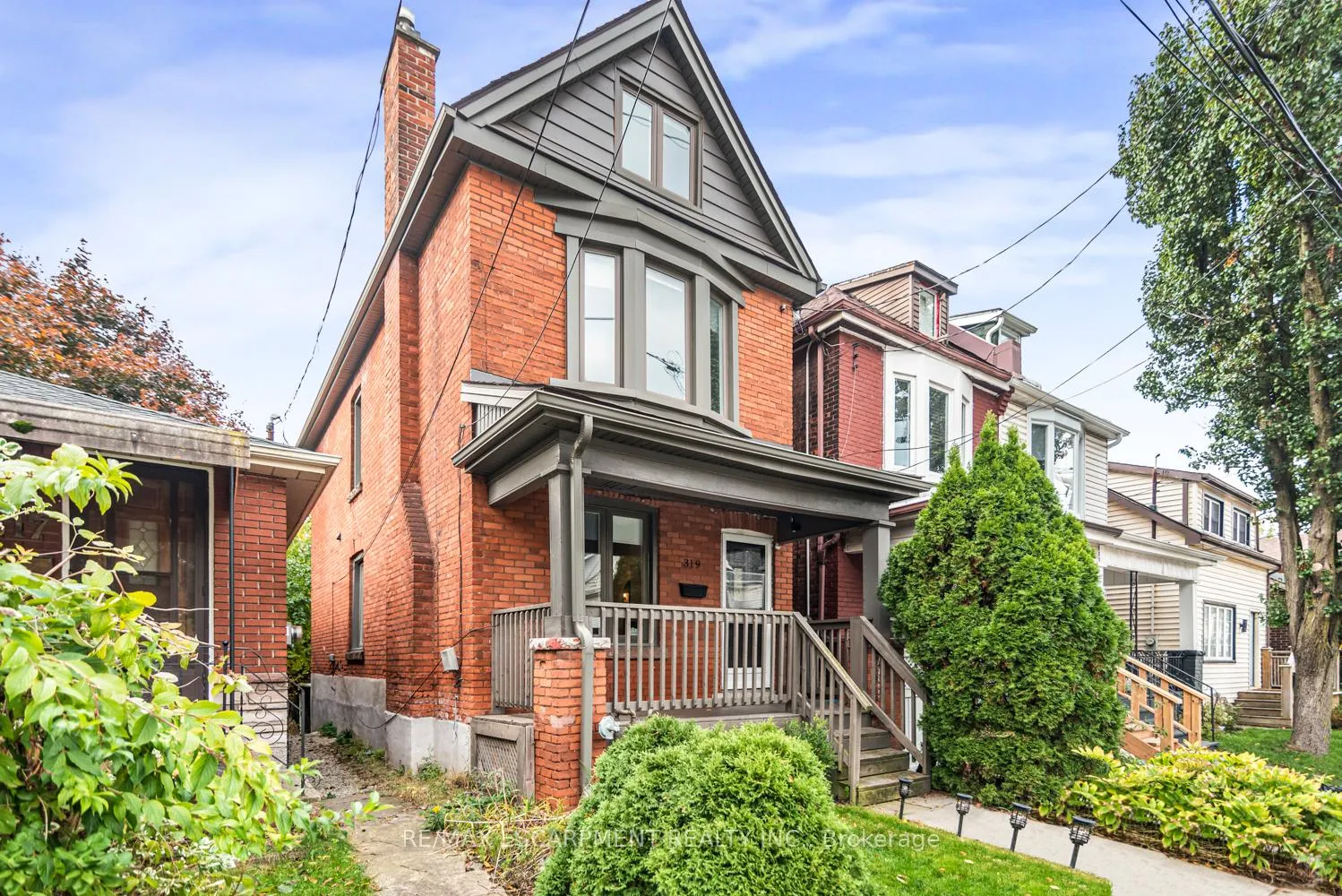 Front of 319 Hunter Street W