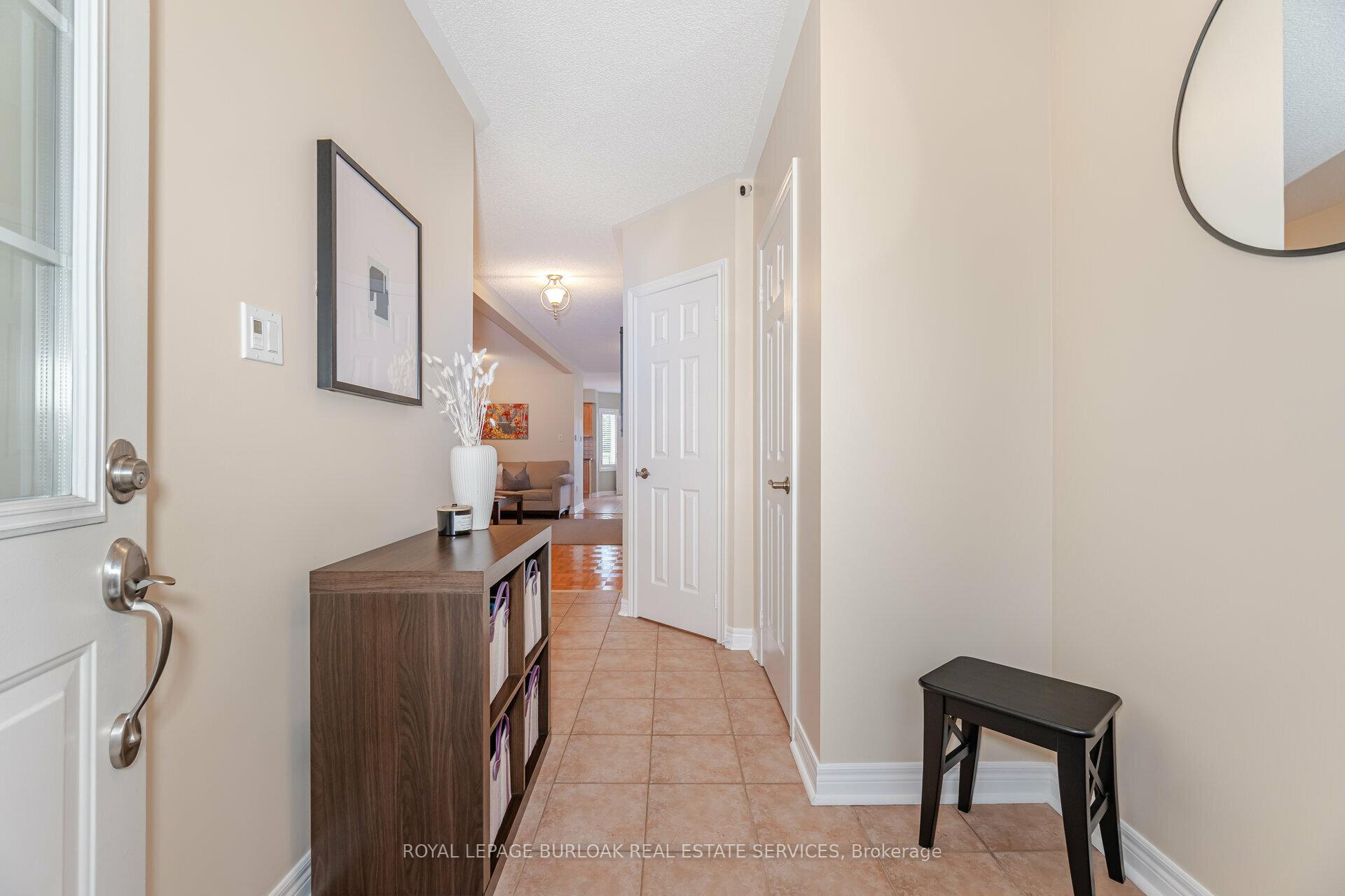 Photo 4 of 39 Coolspring Crescent, Caledon, Bolton East — HOMEH