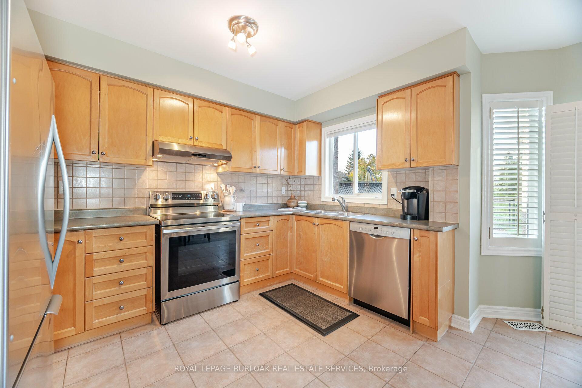 Photo 12 of 39 Coolspring Crescent, Caledon, Bolton East — HOMEH