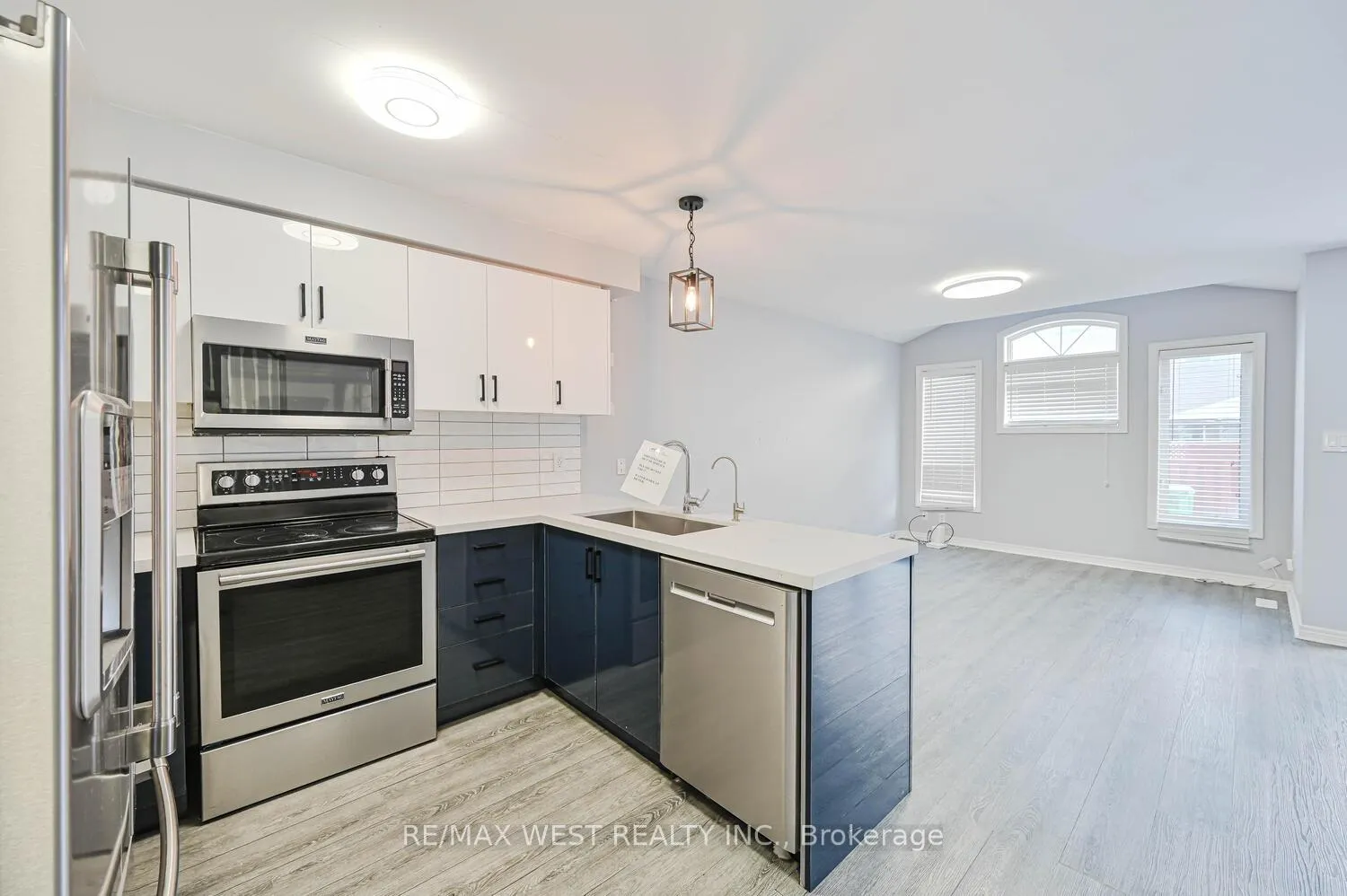 Photo 9 of 46 Woodhaven Drive, Brampton, Fletcher's Meadow — HOMEH