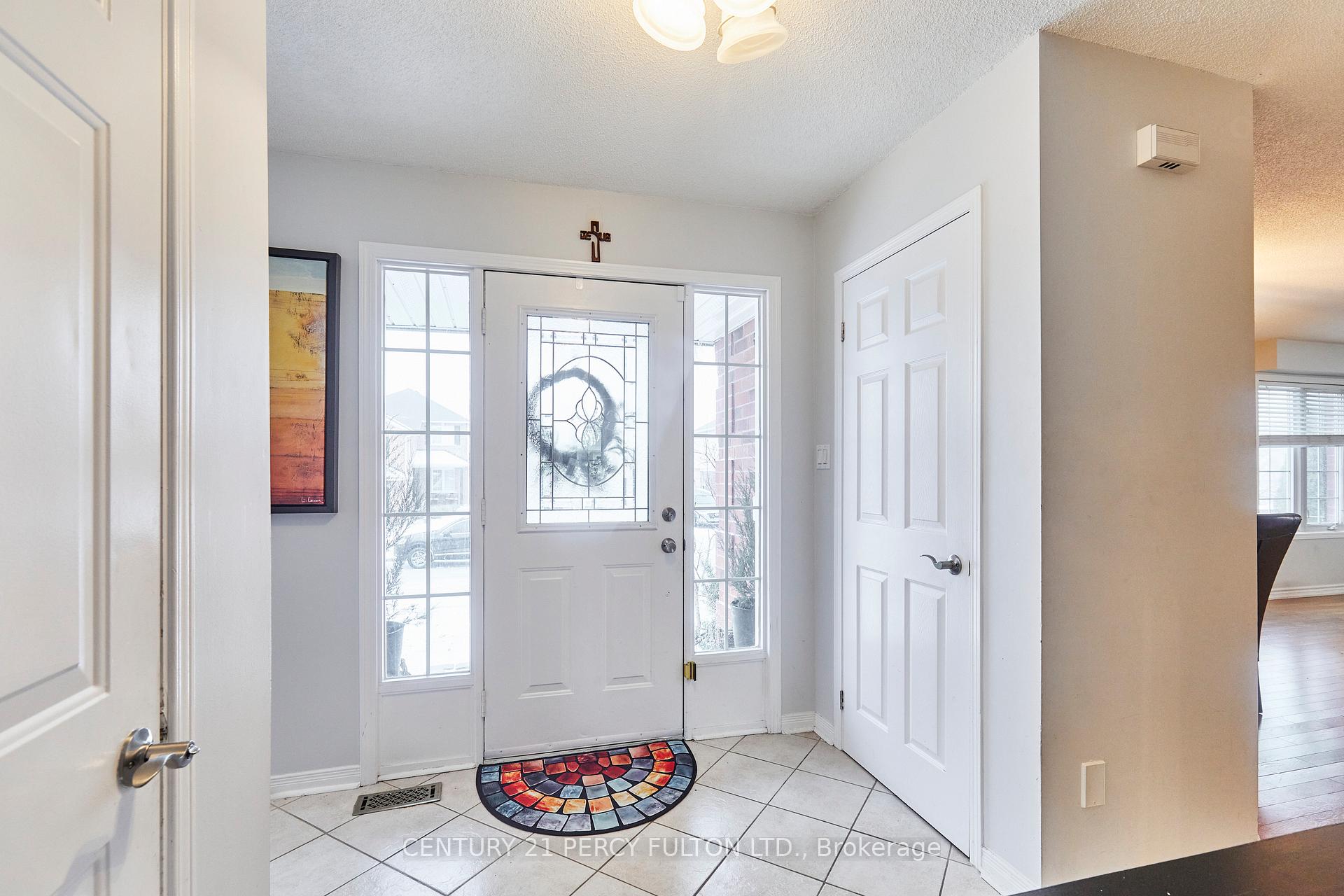 Photo 4 of 70 Wade Square, Clarington, Courtice — HOMEH
