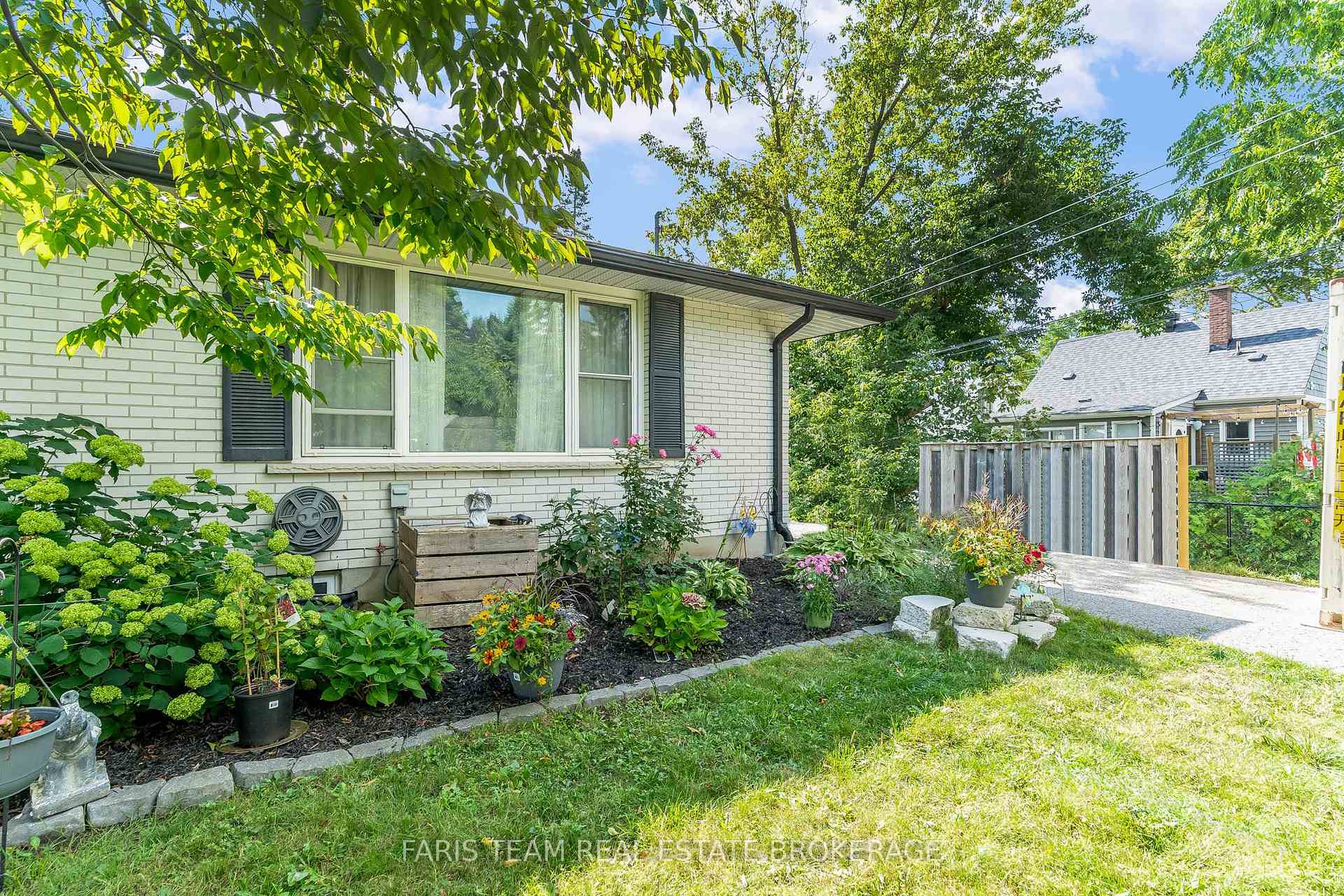 Photo 2 of 4B Oak Street, Barrie, Wellington — HOMEH