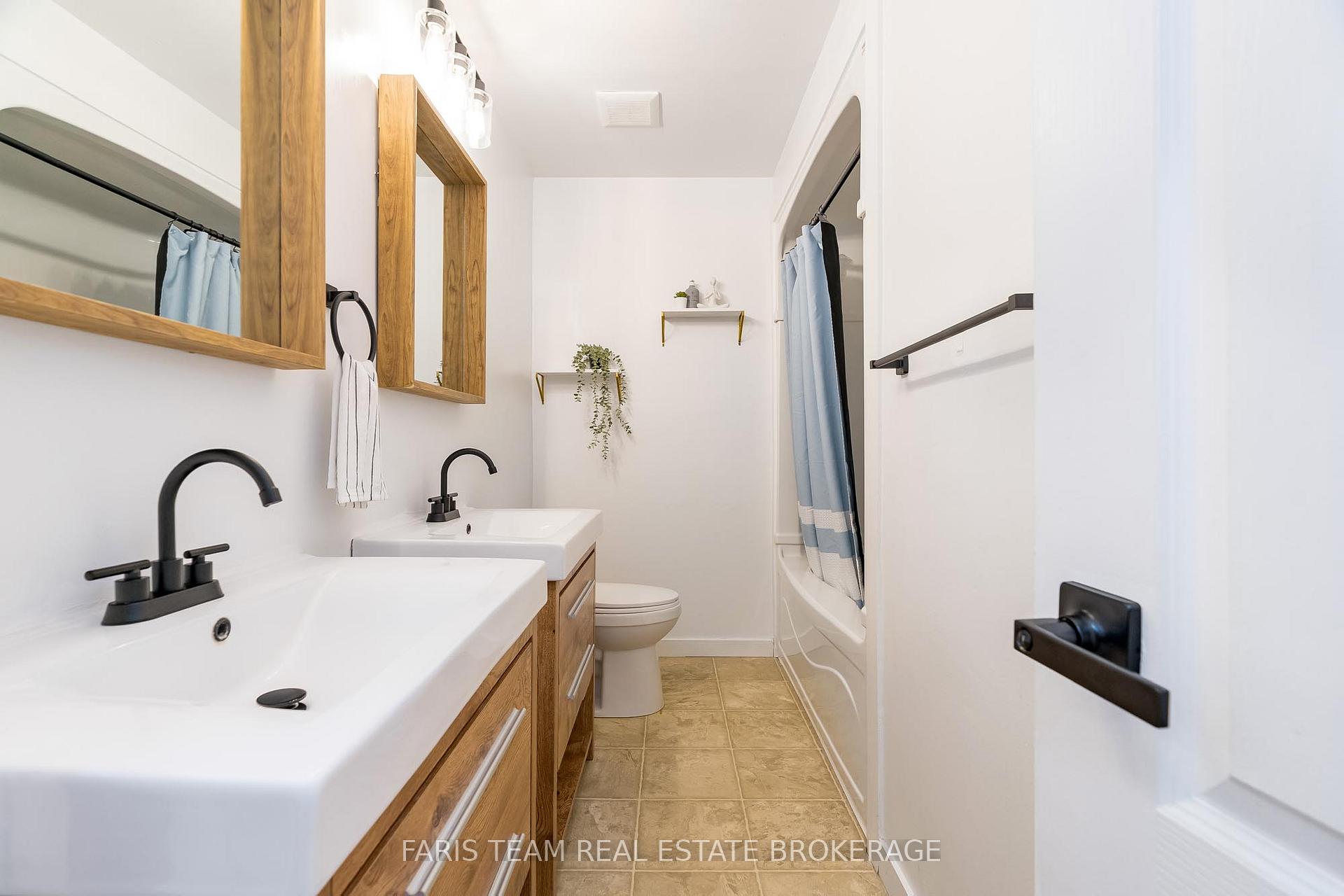 Photo 24 of 4B Oak Street, Barrie, Wellington — HOMEH