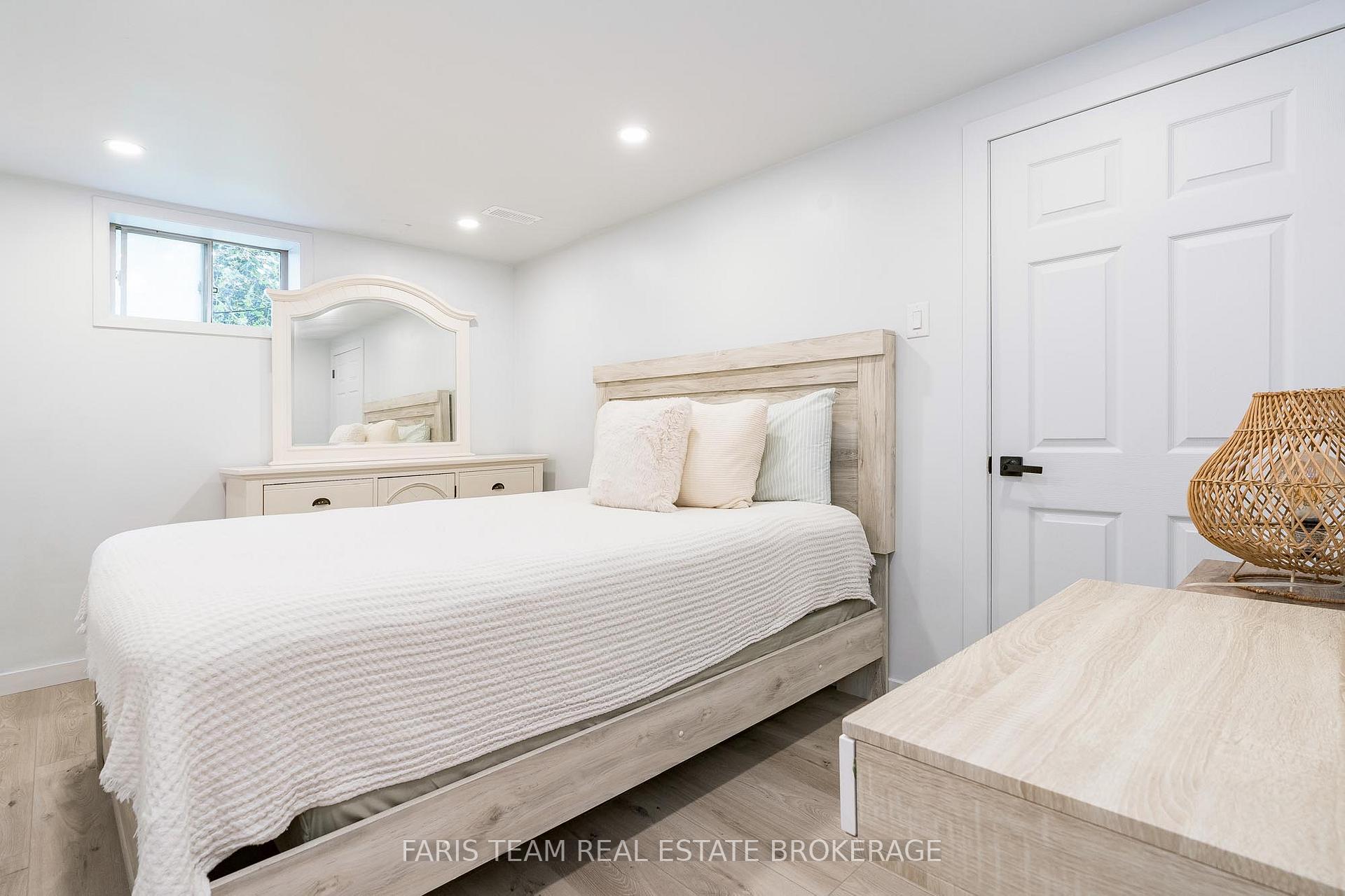 Photo 37 of 4B Oak Street, Barrie, Wellington — HOMEH