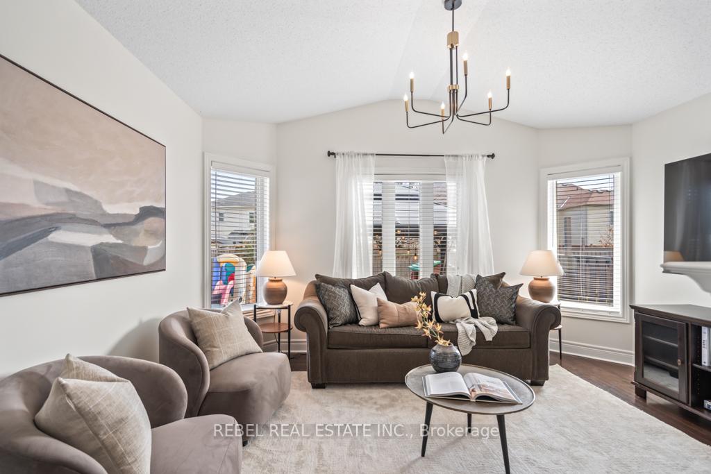 Photo 11 of 168 Bathgate Crescent, Clarington, Courtice — HOMEH