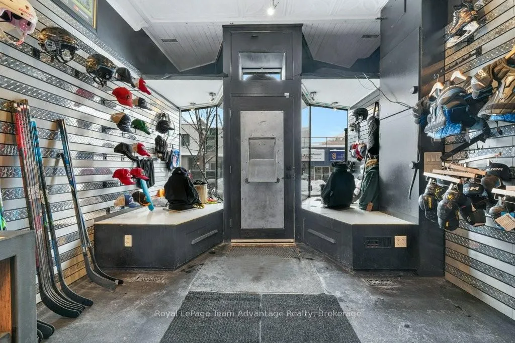 Photo of 216 River Rd E