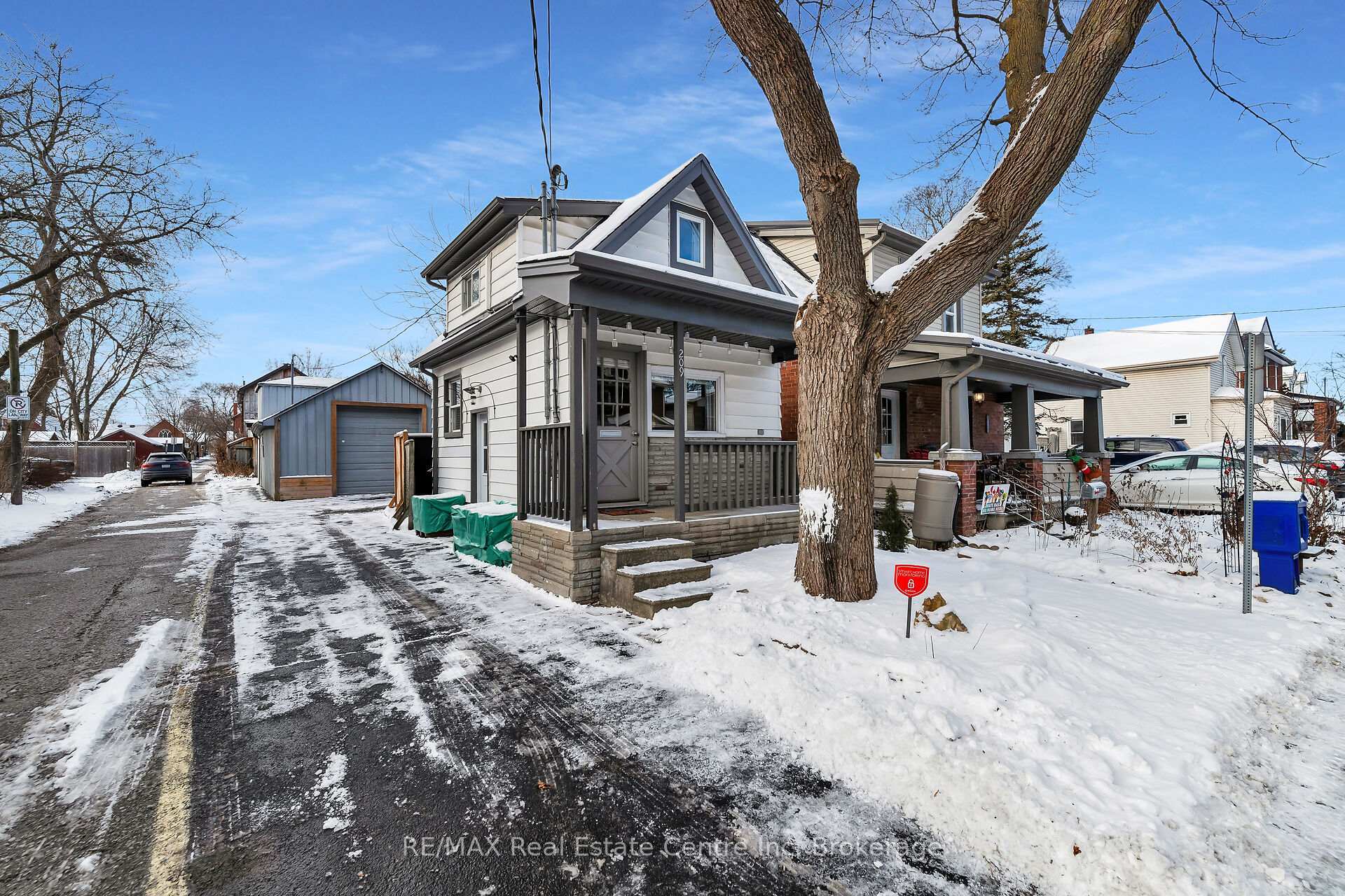 Front of 209 Stevenson Street S