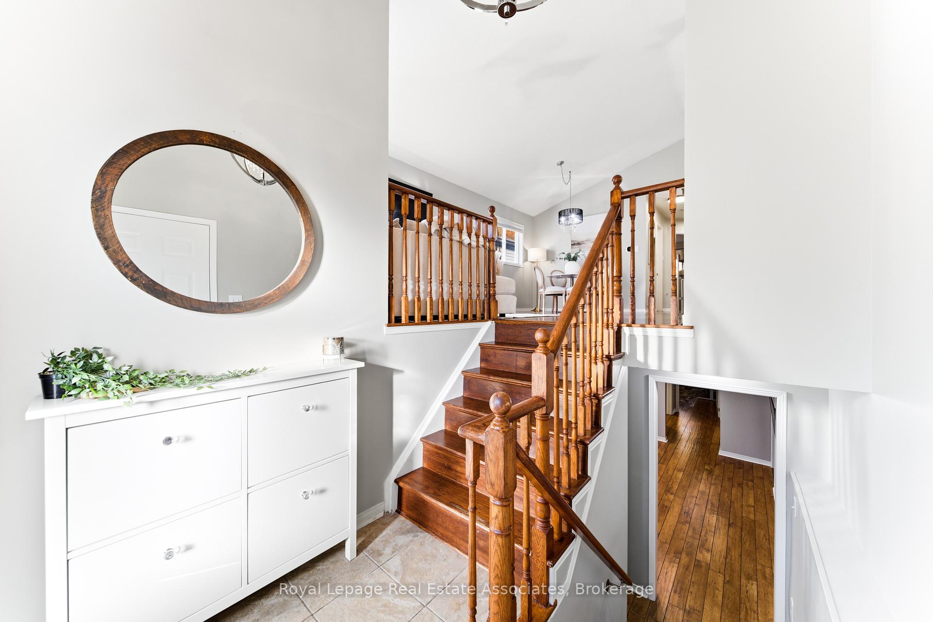 Photo 5 of 118 Copeman Crescent, Barrie, Painswick North — HOMEH