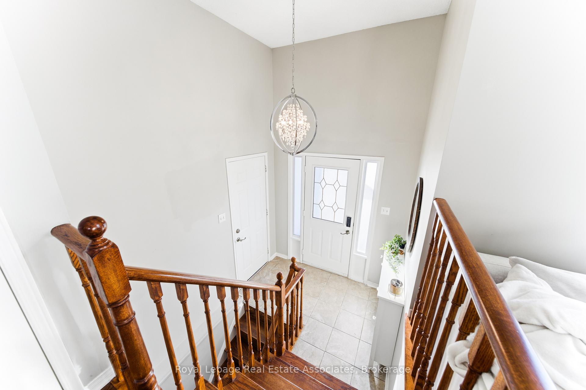 Photo 4 of 118 Copeman Crescent, Barrie, Painswick North — HOMEH