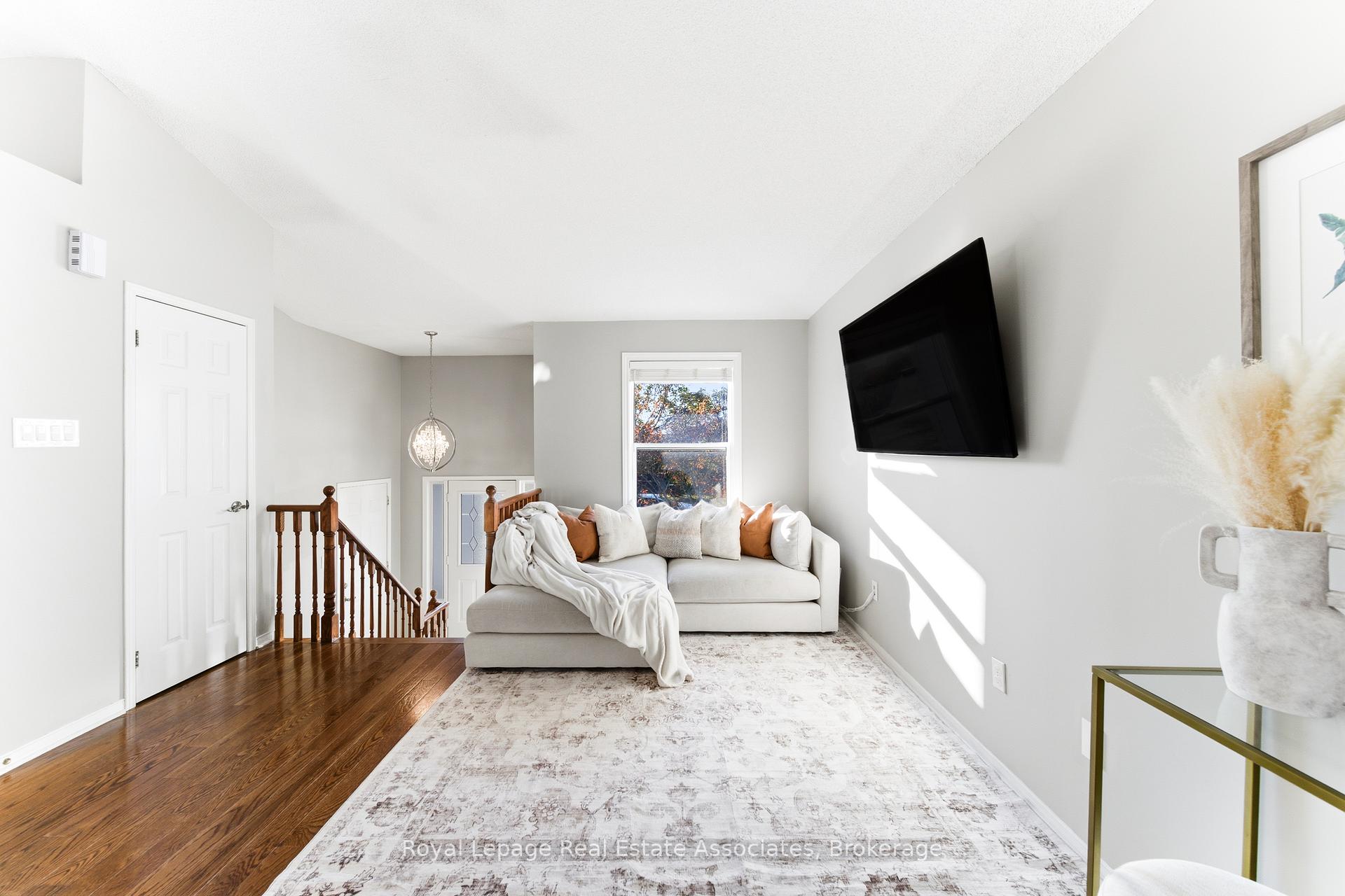 Photo 7 of 118 Copeman Crescent, Barrie, Painswick North — HOMEH