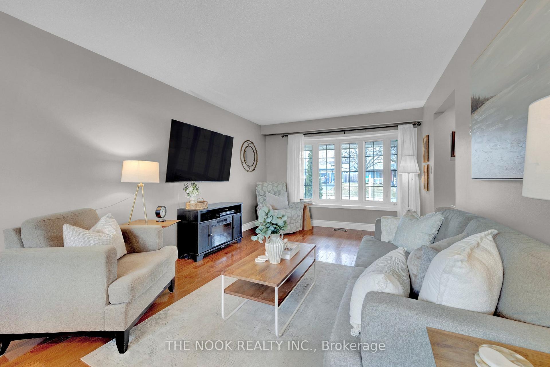 Photo 3 of 15 Holgate Crescent, Clarington, Bowmanville — HOMEH