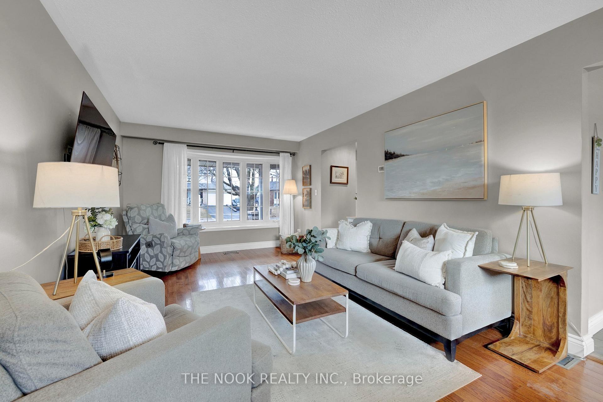 Photo 4 of 15 Holgate Crescent, Clarington, Bowmanville — HOMEH