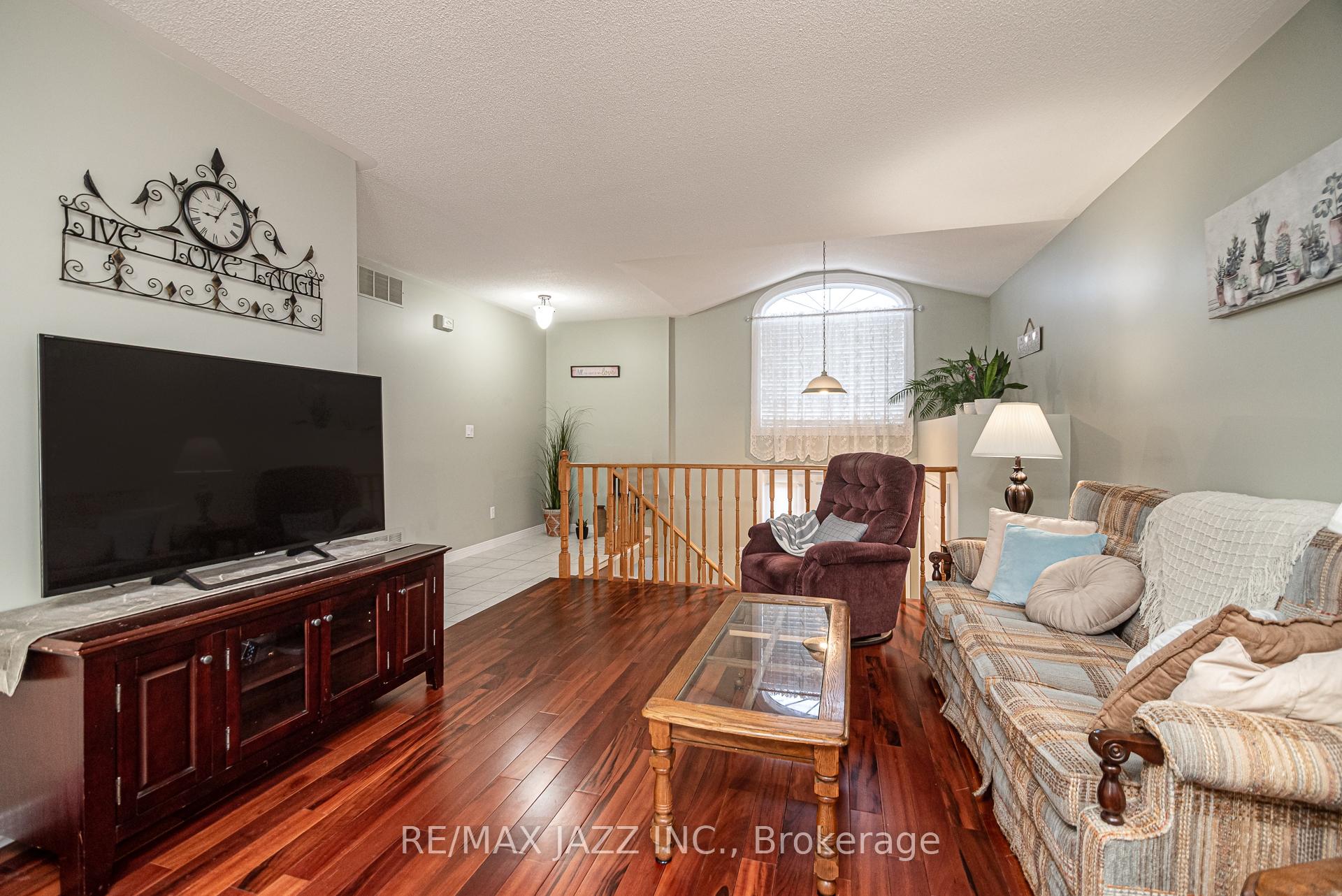 Photo 4 of 139 West Side Drive, Clarington, Bowmanville — HOMEH
