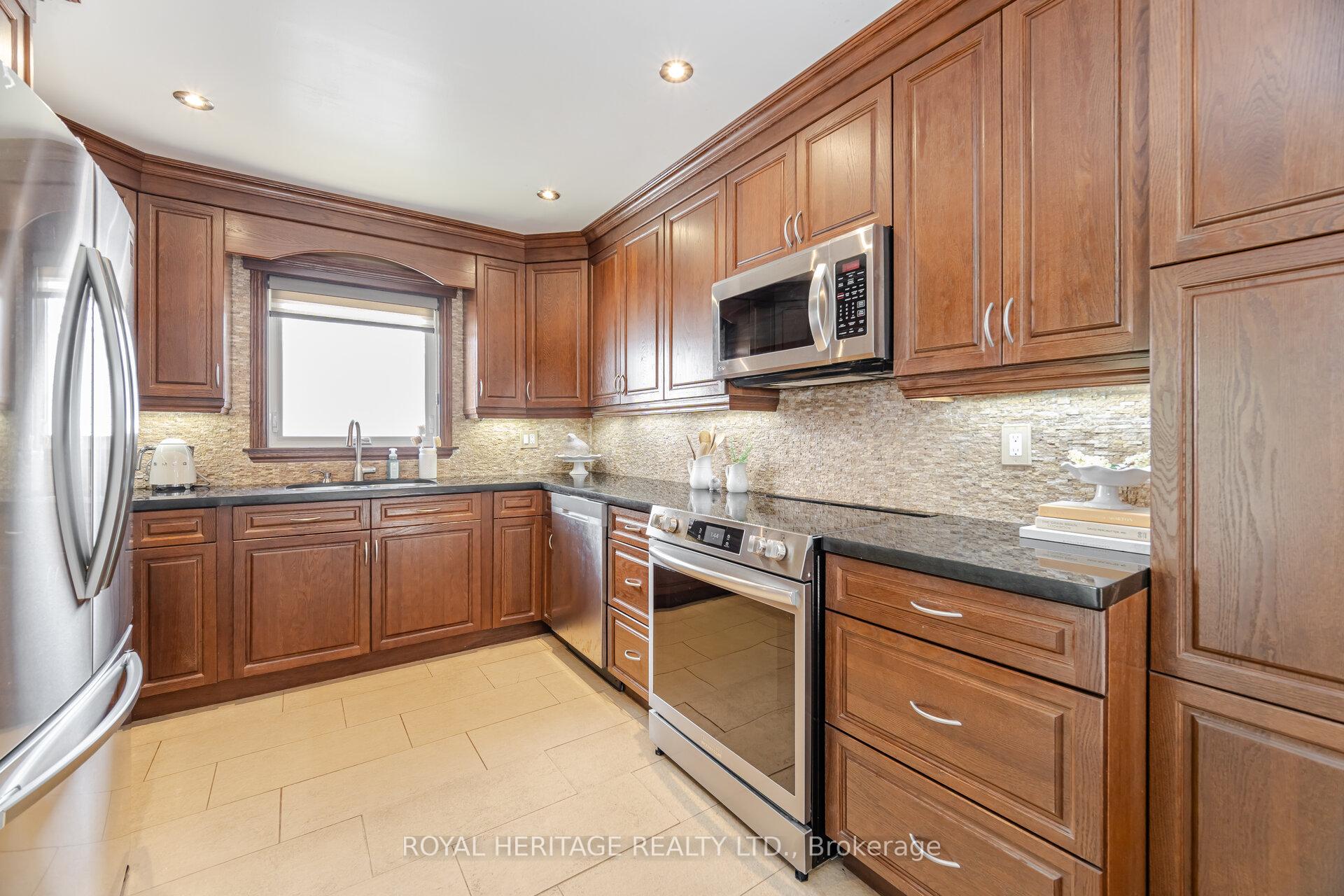 Photo 8 of 6 Field Crescent, Ajax, Central East — HOMEH