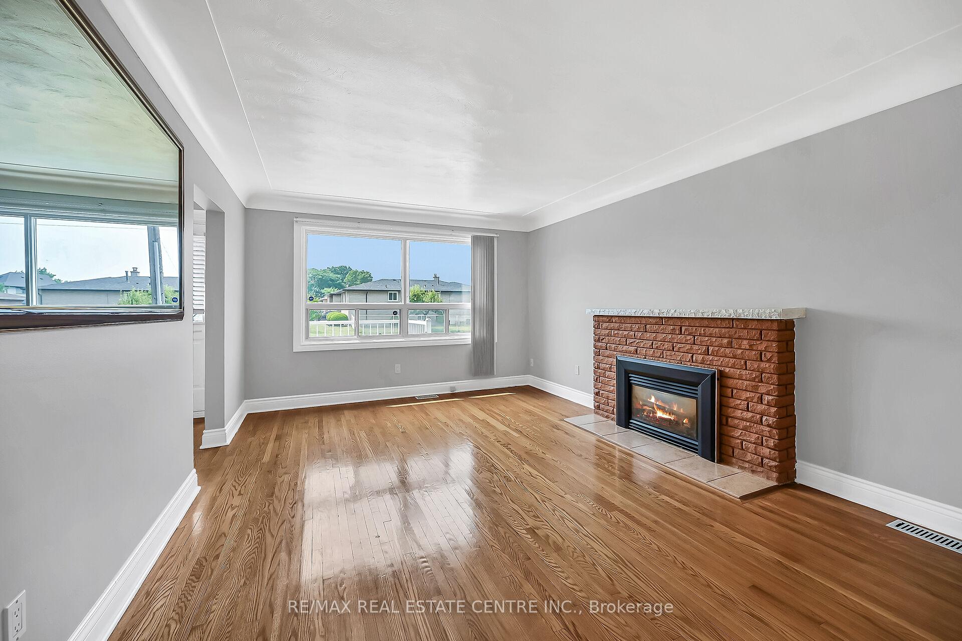 Photo 3 of 169 Pottruff Road S, Hamilton, Greenford — HOMEH