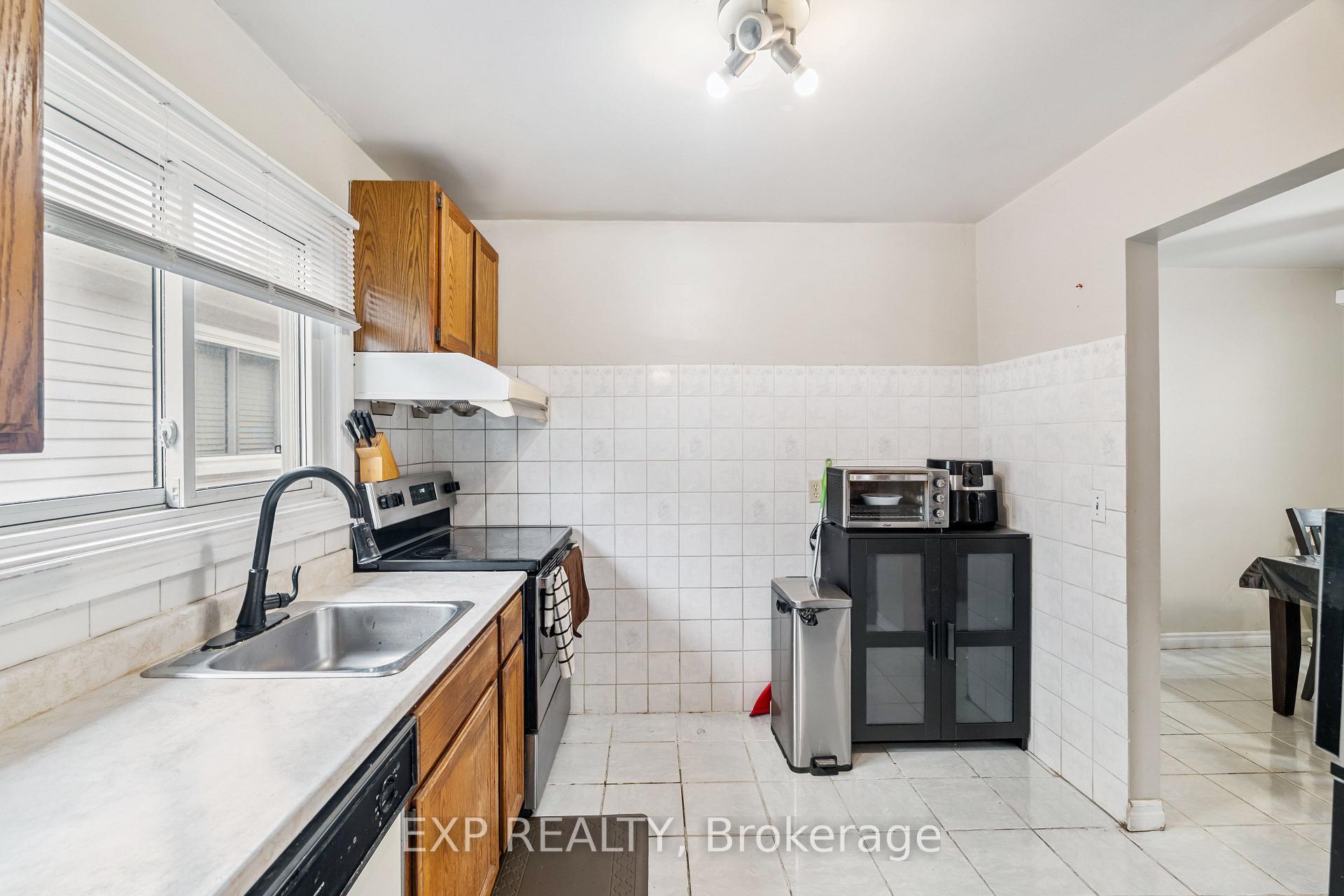 Photo 16 of 41 Robins Avenue, Hamilton, Crown Point — HOMEH