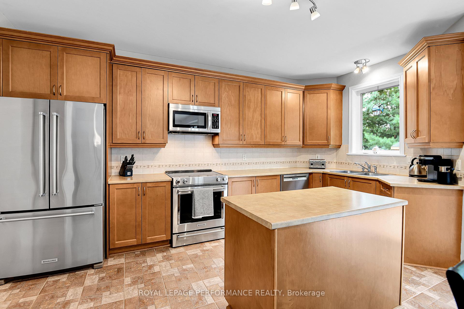 Photo 4 of 815 Long Point Circle, Ottawa, Blossom Park/Kemp Park/Findlay Creek — HOMEH