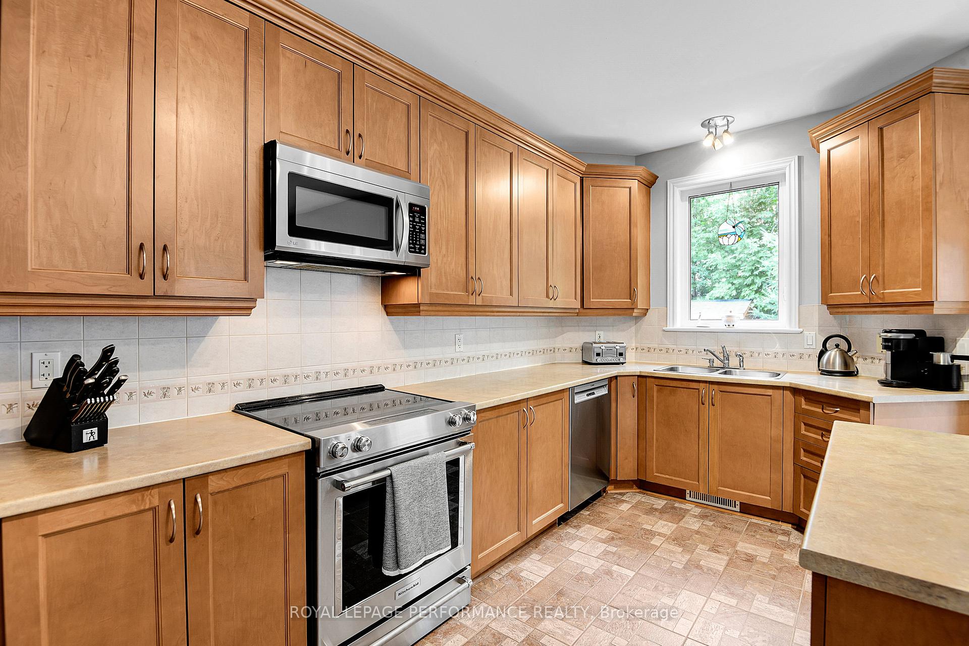 Photo 13 of 815 Long Point Circle, Ottawa, Blossom Park/Kemp Park/Findlay Creek — HOMEH