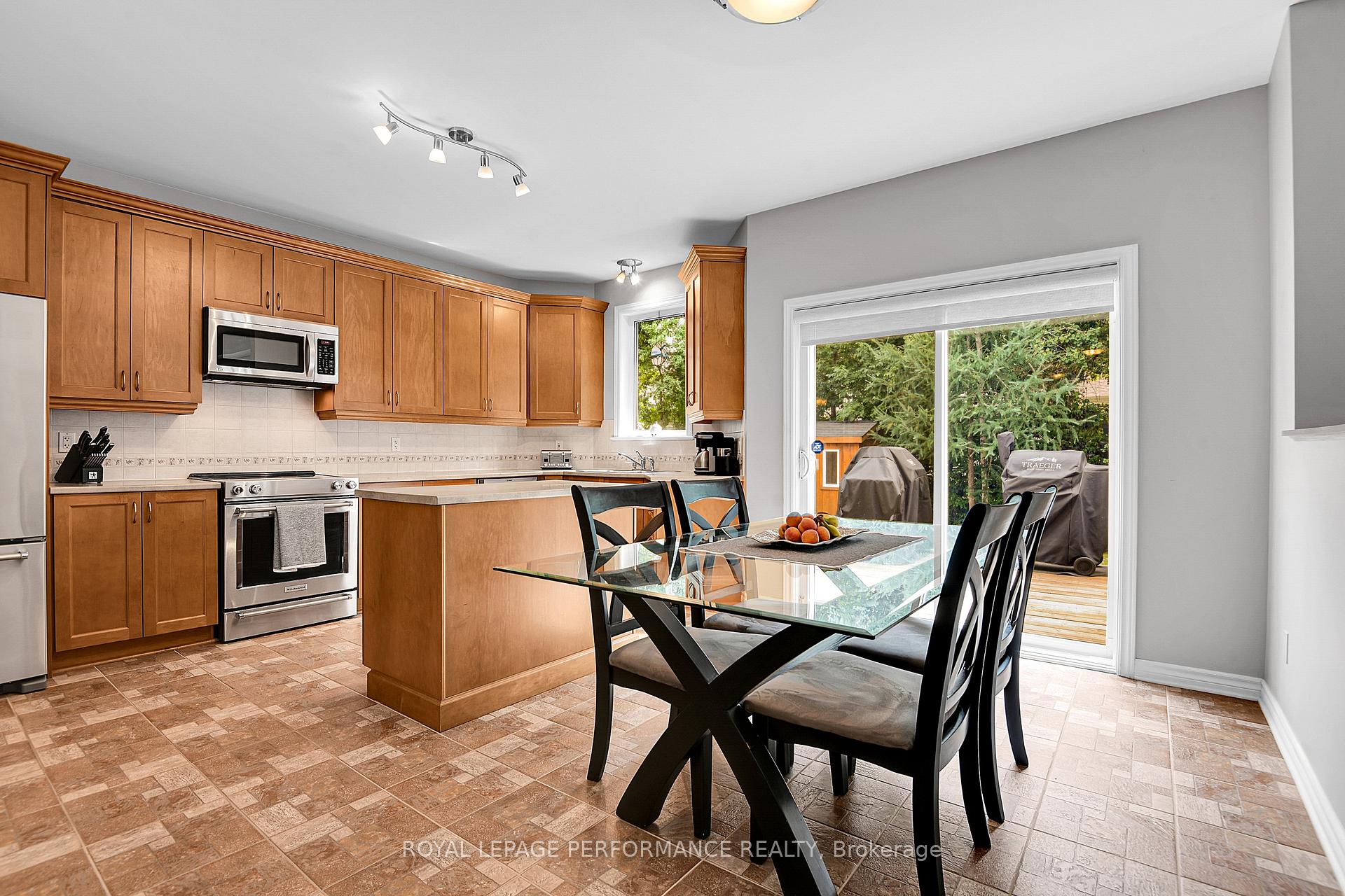 Photo 5 of 815 Long Point Circle, Ottawa, Blossom Park/Kemp Park/Findlay Creek — HOMEH