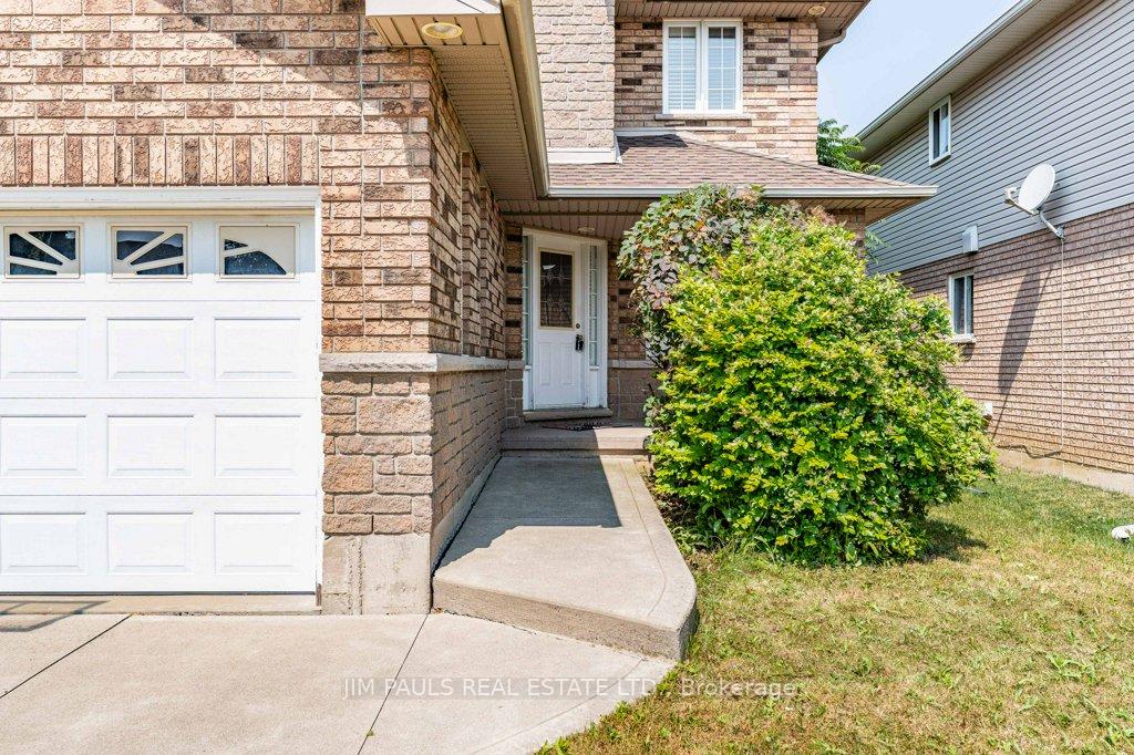 Photo 2 of 66 Foxtrot Drive, Hamilton, Stoney Creek Mountain — HOMEH