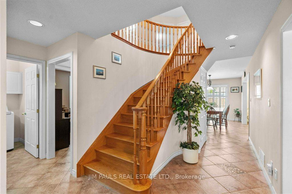 Photo 5 of 66 Foxtrot Drive, Hamilton, Stoney Creek Mountain — HOMEH