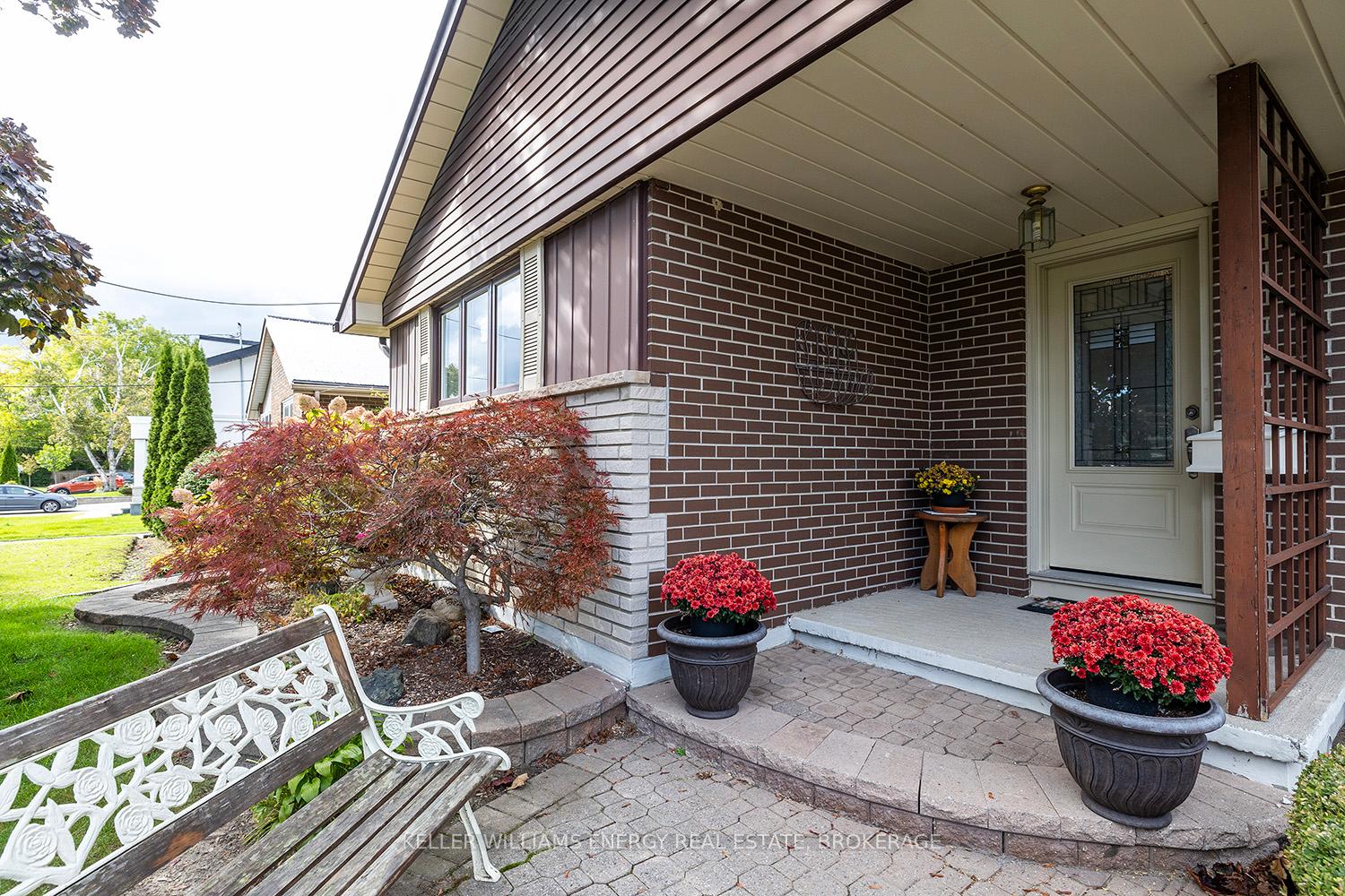 Photo 3 of 16 Fourth Street, Clarington, Bowmanville — HOMEH