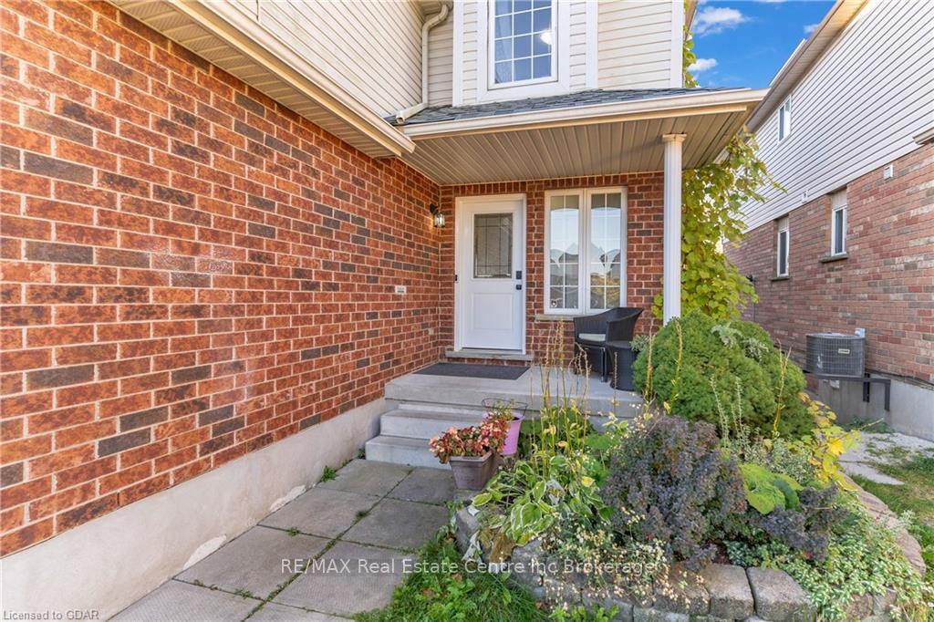 Photo 3 of 7 Drohan Drive, Guelph, Clairfields/Hanlon Business Park — HOMEH