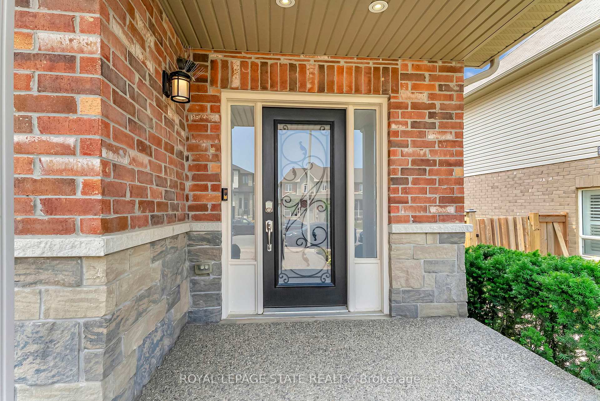 Photo 3 of 139 Lormont Boulevard, Hamilton, Stoney Creek Mountain — HOMEH