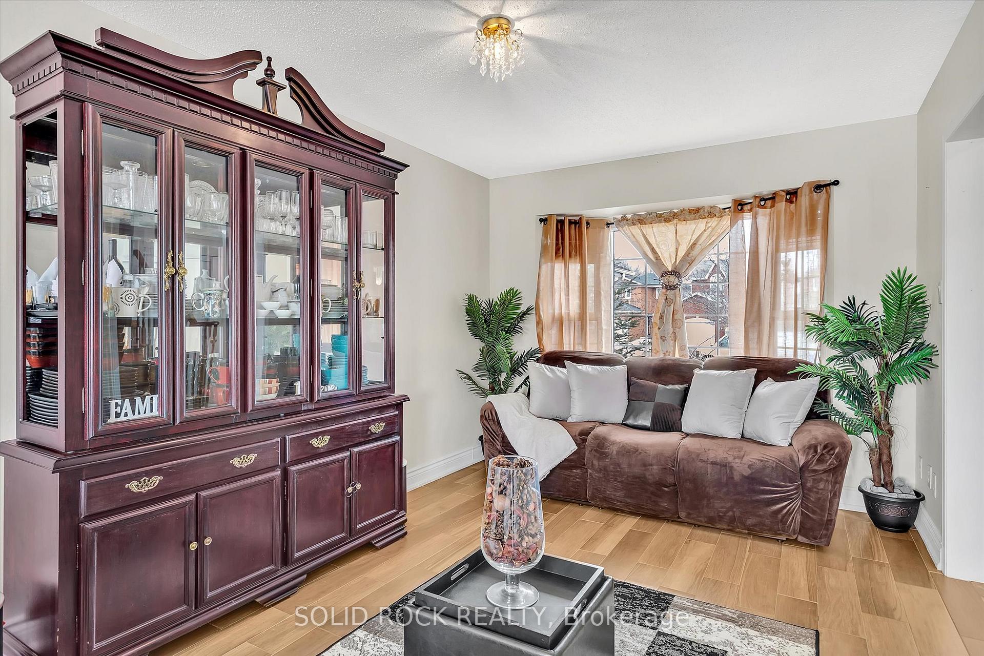 Photo 10 of 74 John Walter Crescent, Clarington, Courtice — HOMEH