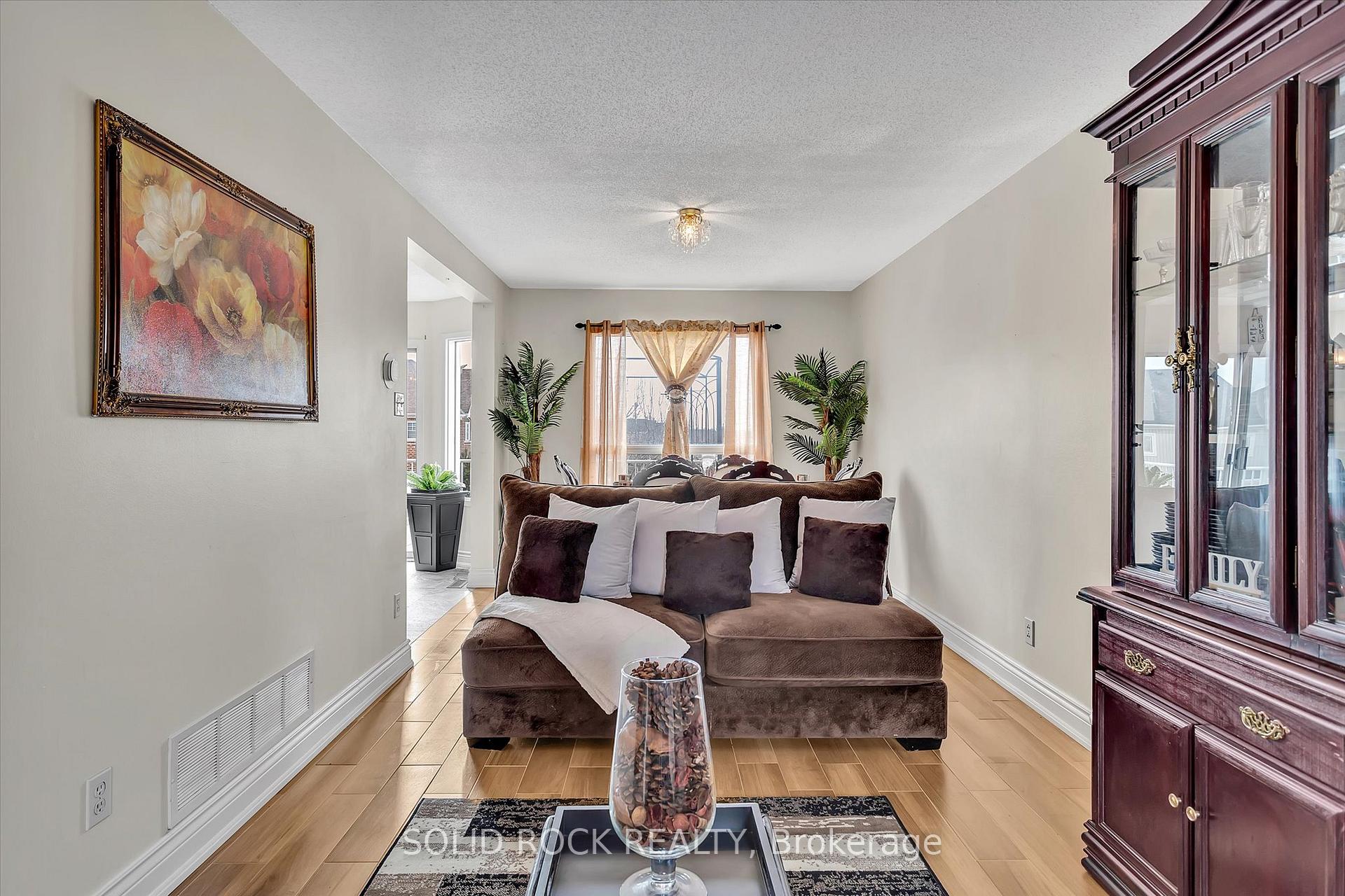 Photo 11 of 74 John Walter Crescent, Clarington, Courtice — HOMEH
