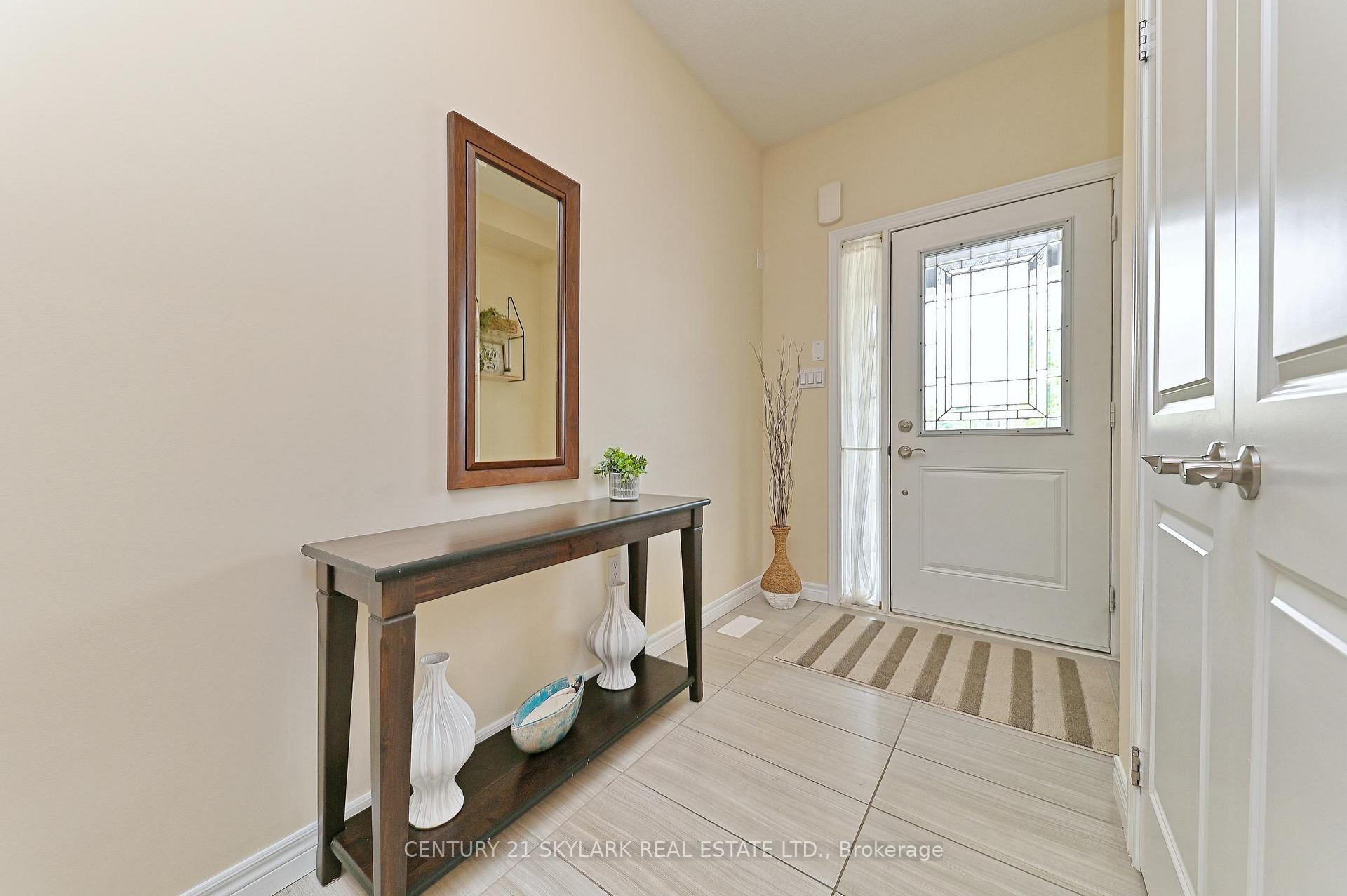 Photo 4 of 72 Winslow Way, Hamilton, Stoney Creek Mountain — HOMEH