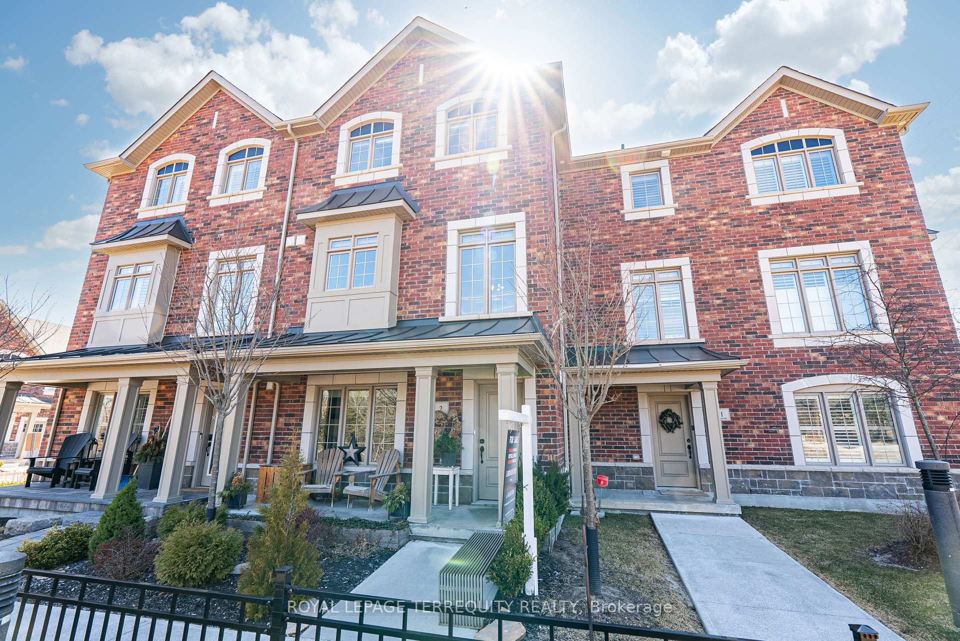 Front of Unit 2, 35 Hanning Court