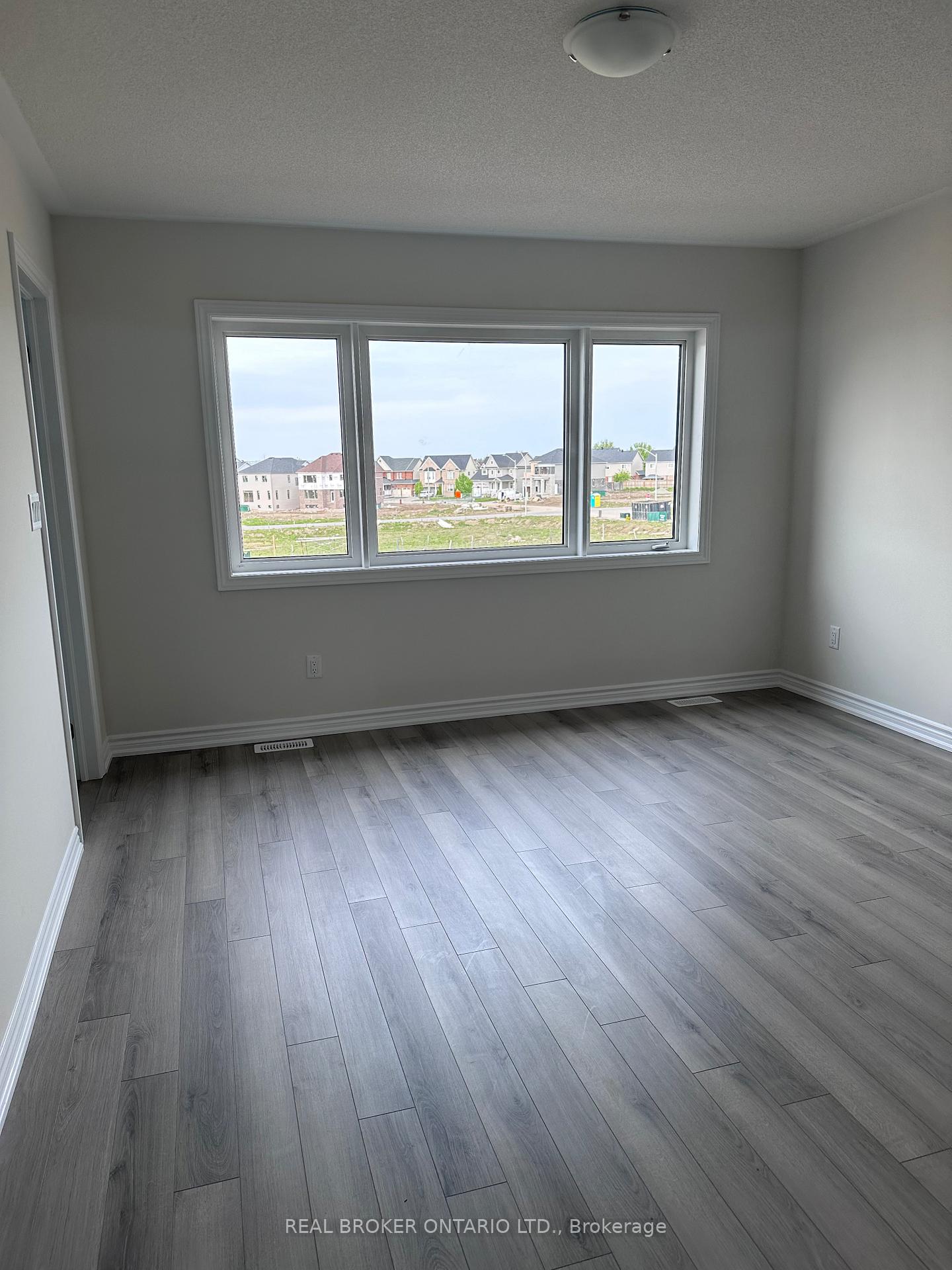 Photo 9 of 13 Rochester Drive, Barrie, Rural Barrie Southeast — HOMEH