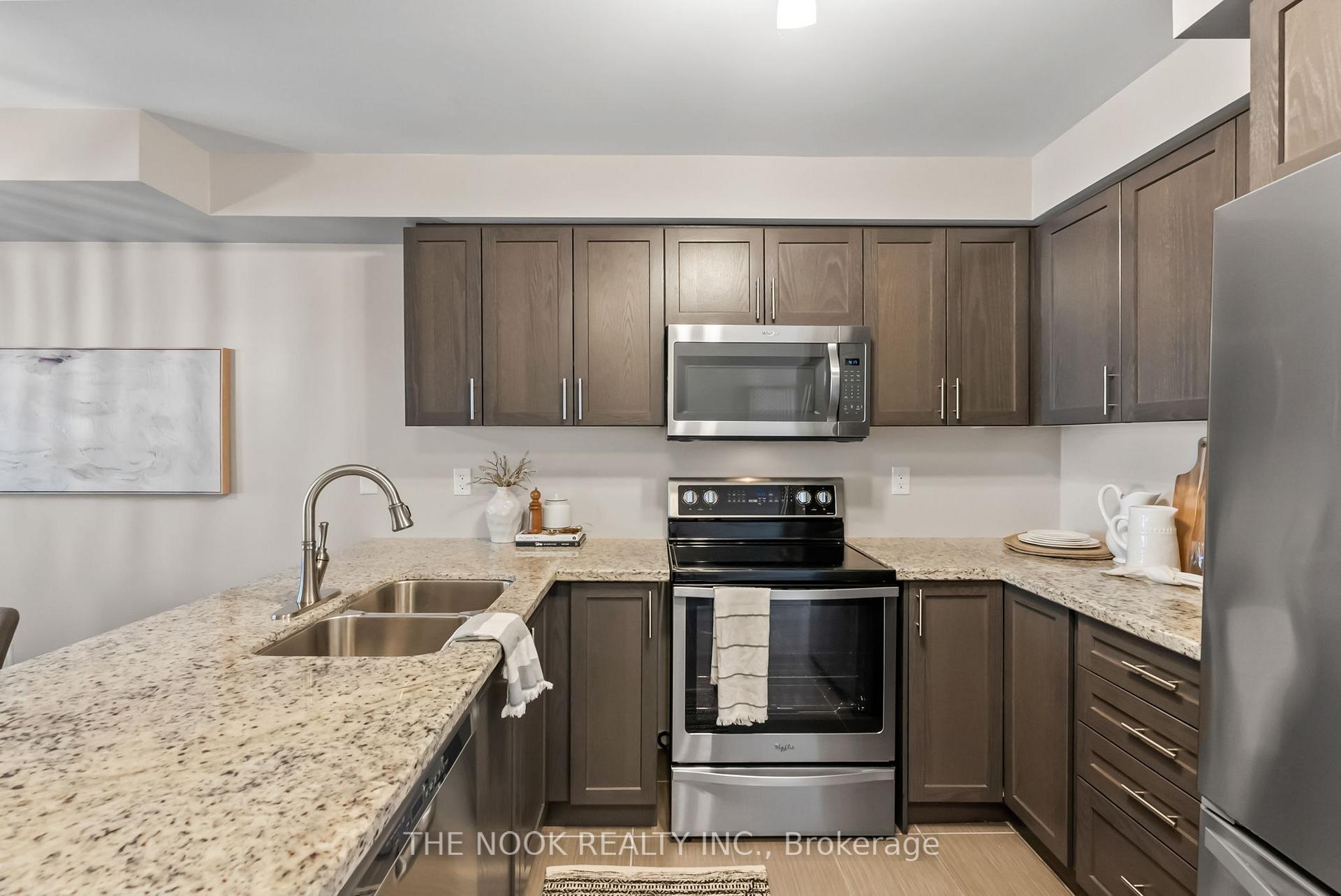 Photo 5 of 92 John Matthew Crescent, Clarington, Bowmanville — HOMEH