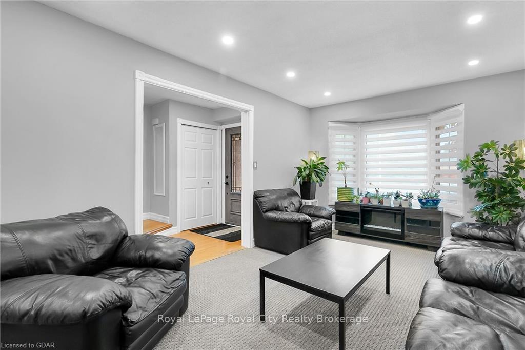 Photo 3 of 11 Tanager Drive, Guelph, Kortright Hills — HOMEH