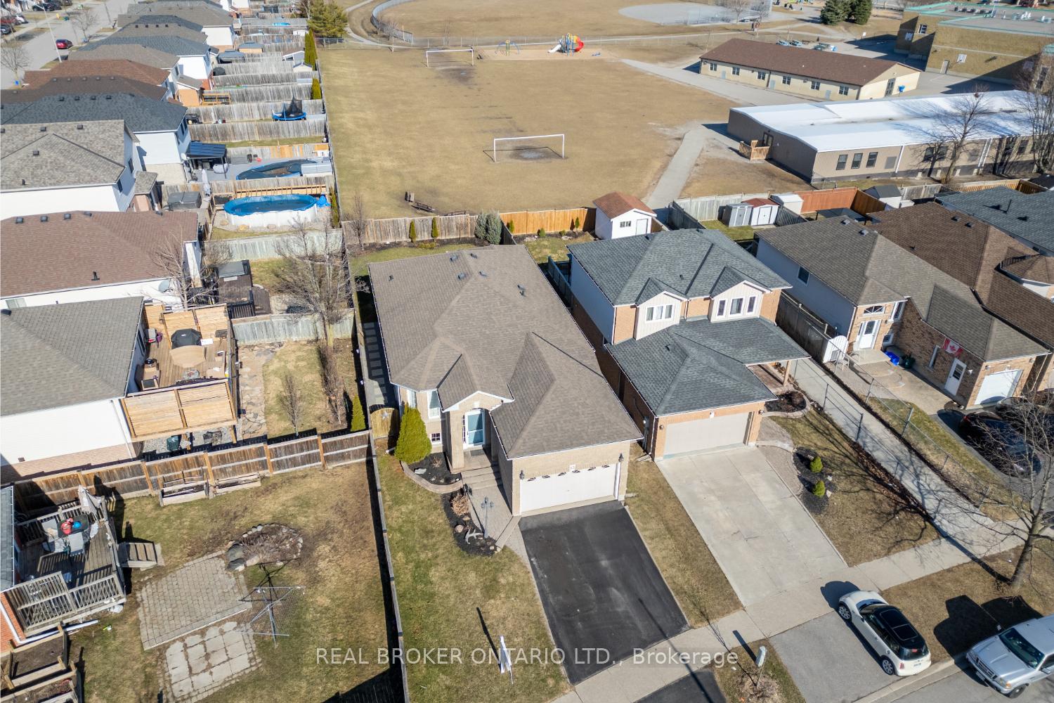 Photo 4 of 63 Willey Drive, Clarington, Bowmanville — HOMEH