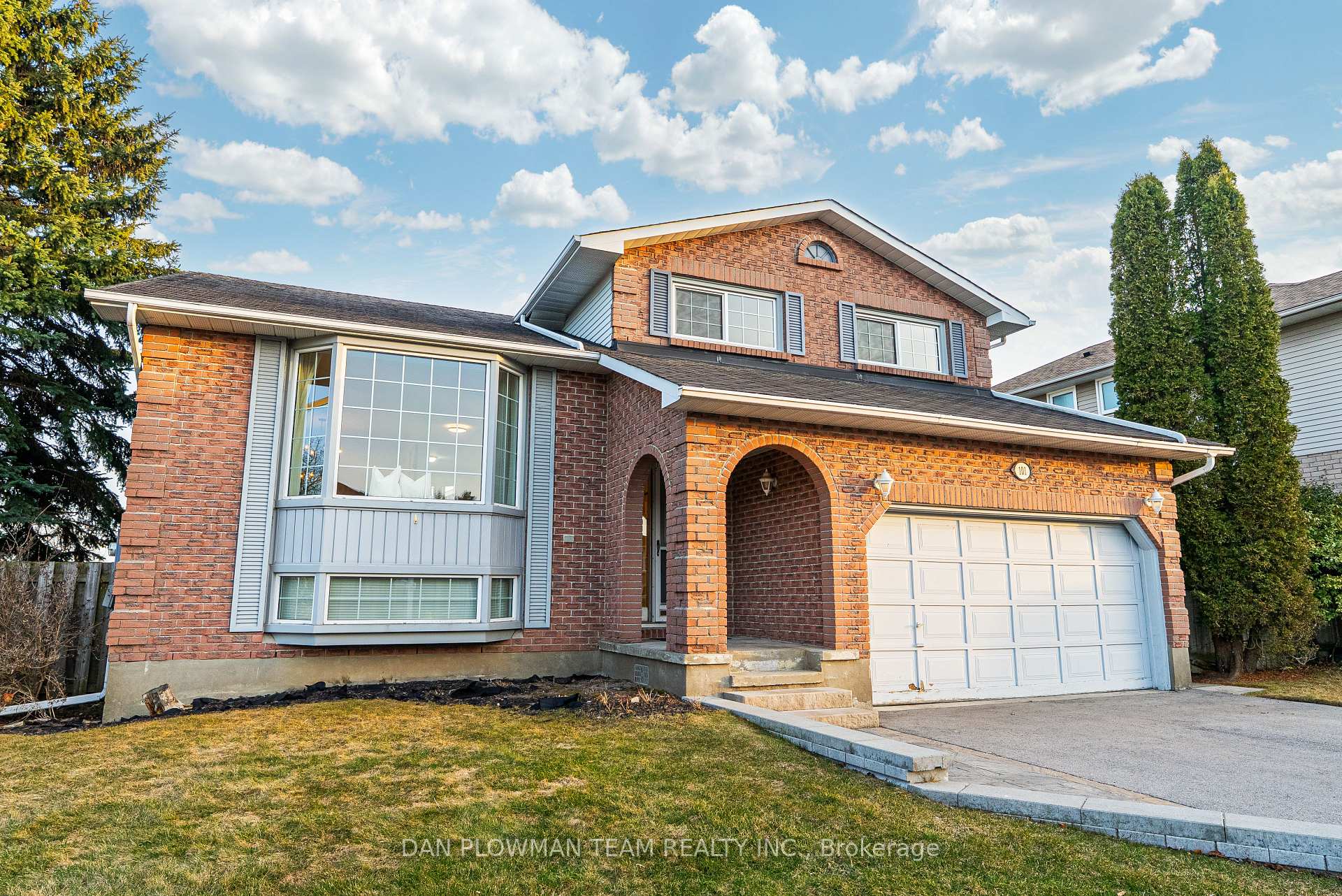 Photo 2 of 101 Foxhunt Trail, Clarington, Courtice — HOMEH