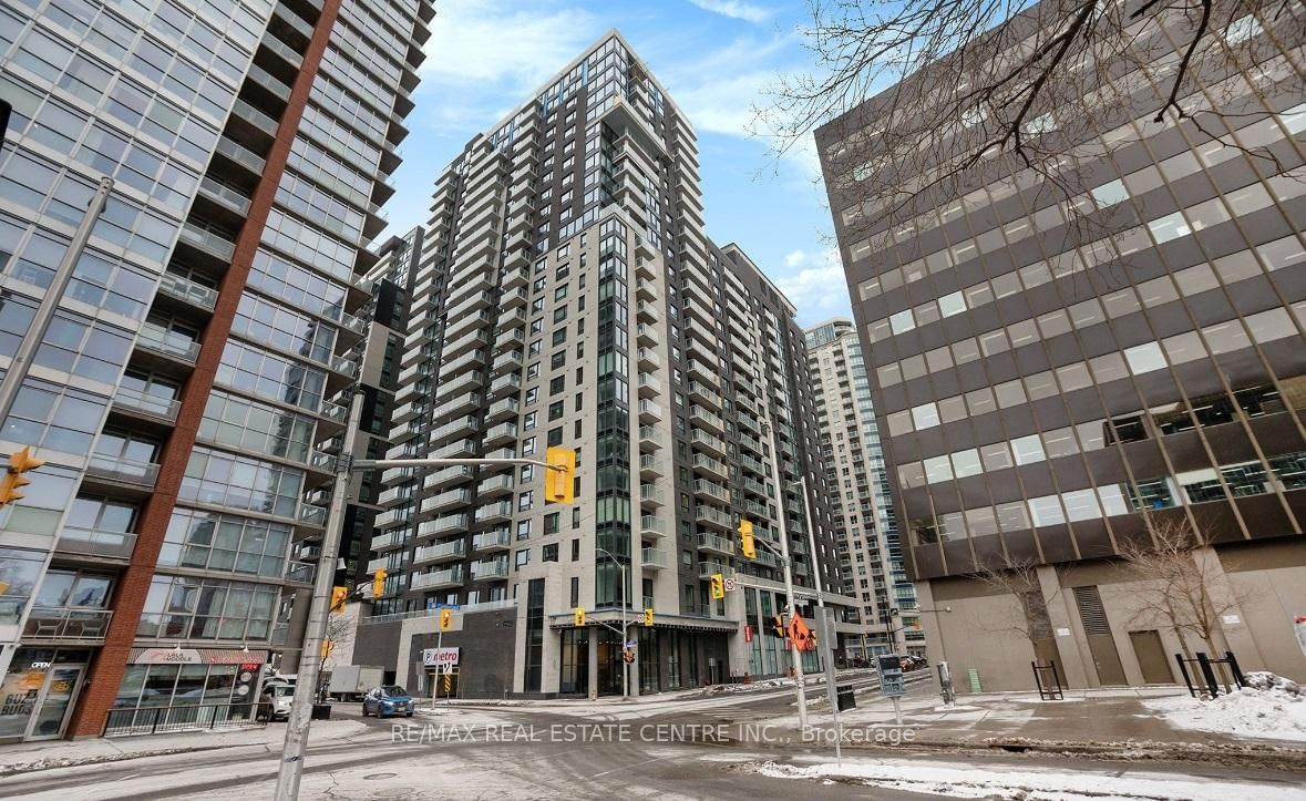 Front of Unit 801, 180 George St