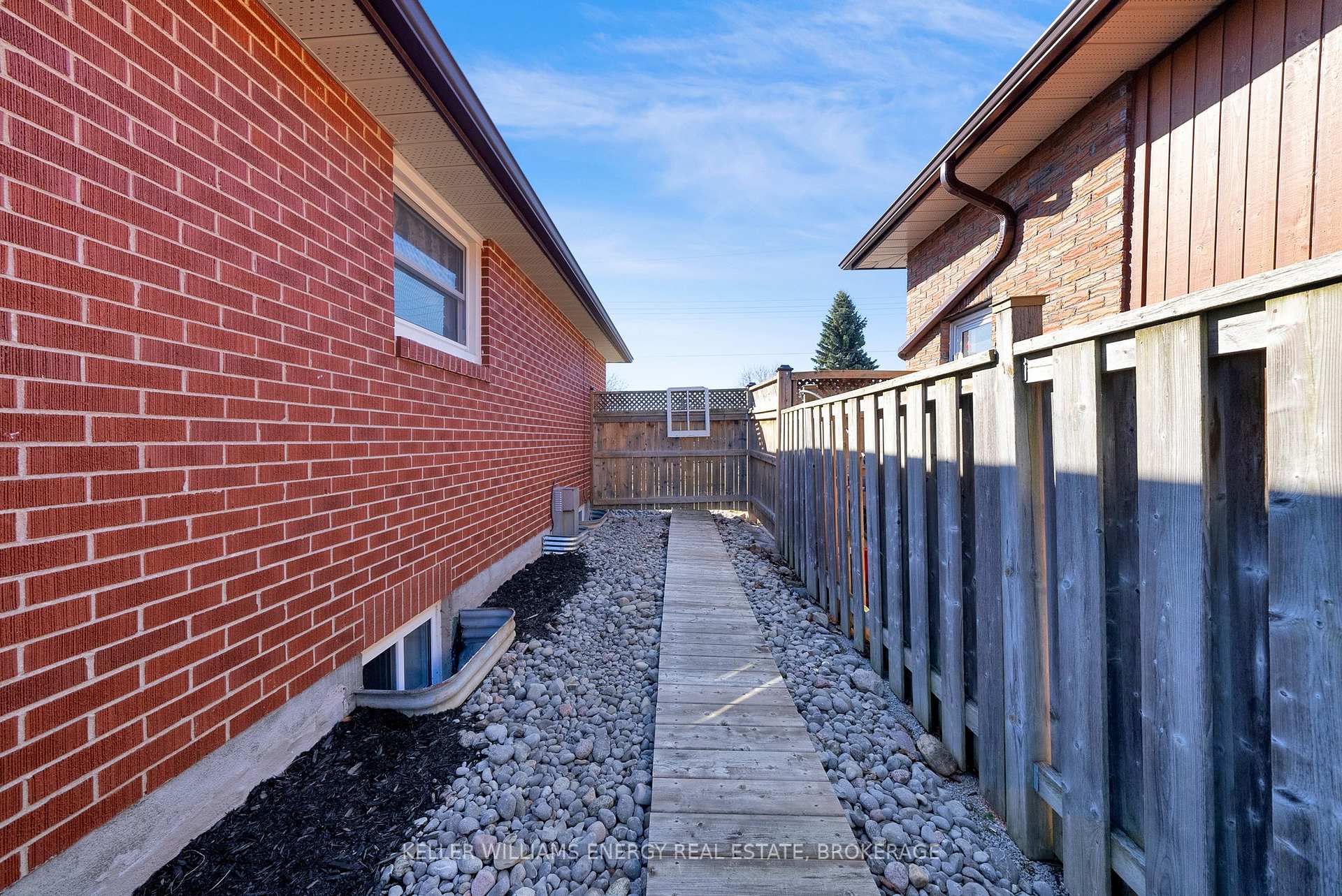 Photo 5 of 54 Third Street, Clarington, Bowmanville — HOMEH
