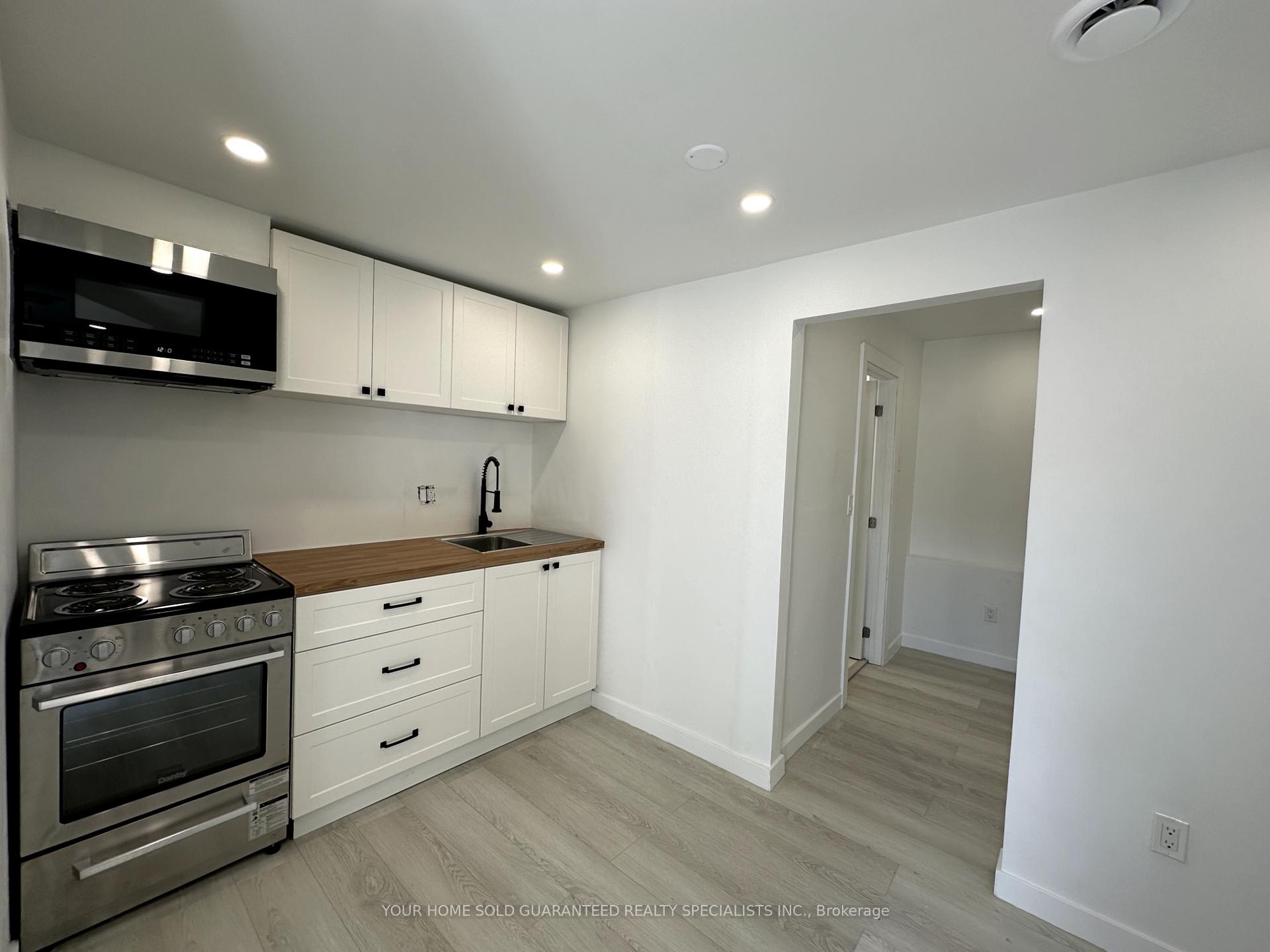 Photo 2 of Unit 4, 90 Wellington Street E, Aurora, Aurora Village — HOMEH